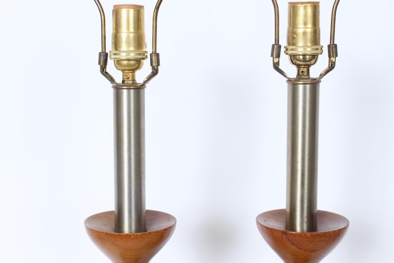 Paire de lampes de table de style Adrian Pearsall Modernity en noyer et acier brossé en vente 5