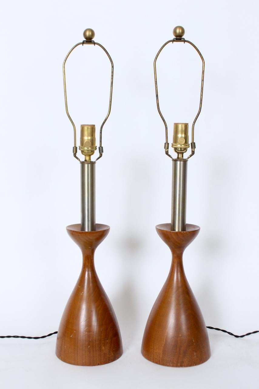 Américain Paire de lampes de table de style Adrian Pearsall Modernity en noyer et acier brossé en vente