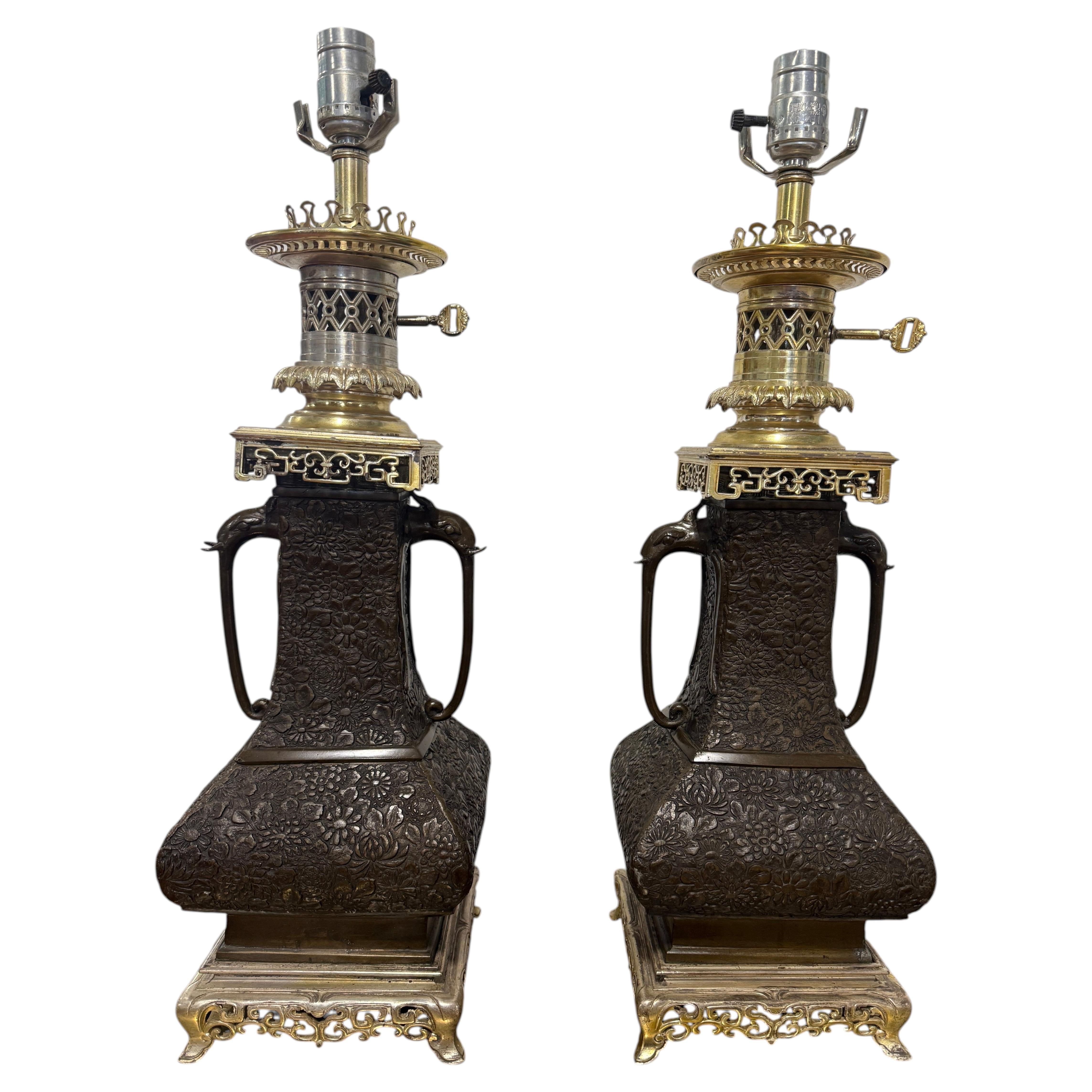 Pareja de Lámparas de Mesa de Bronce Floral-Repoussé de Asia Oriental, Estilo Aesthetic Movement en venta