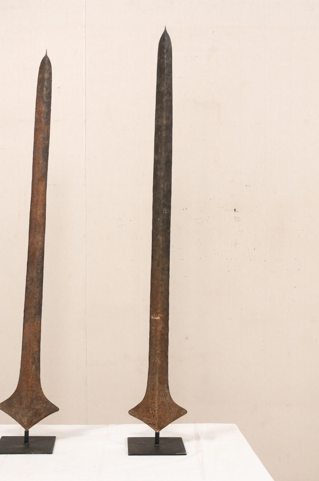 Paar afrikanische Schwerterwährungen aus Eisen auf maßgefertigten Ständern im Angebot 3