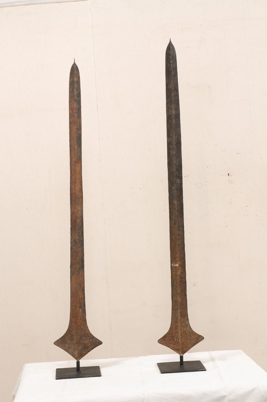 Paar afrikanische Schwerterwährungen aus Eisen auf maßgefertigten Ständern (Geschmiedet) im Angebot