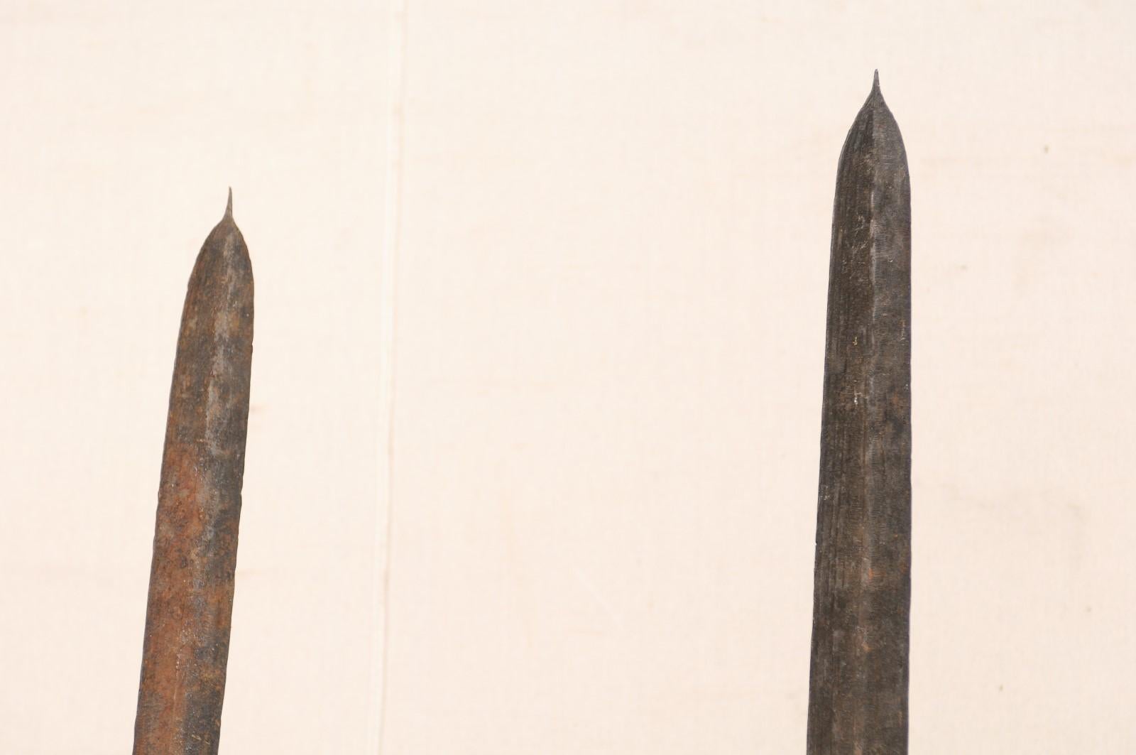 Paar afrikanische Schwerterwährungen aus Eisen auf maßgefertigten Ständern (19. Jahrhundert) im Angebot