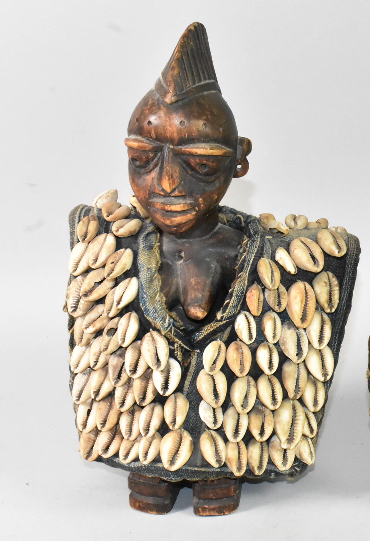 Paar afrikanische Figuren aus geschnitztem Holz mit Umhängen aus Muscheln. Jede Figur ist 11 1/2