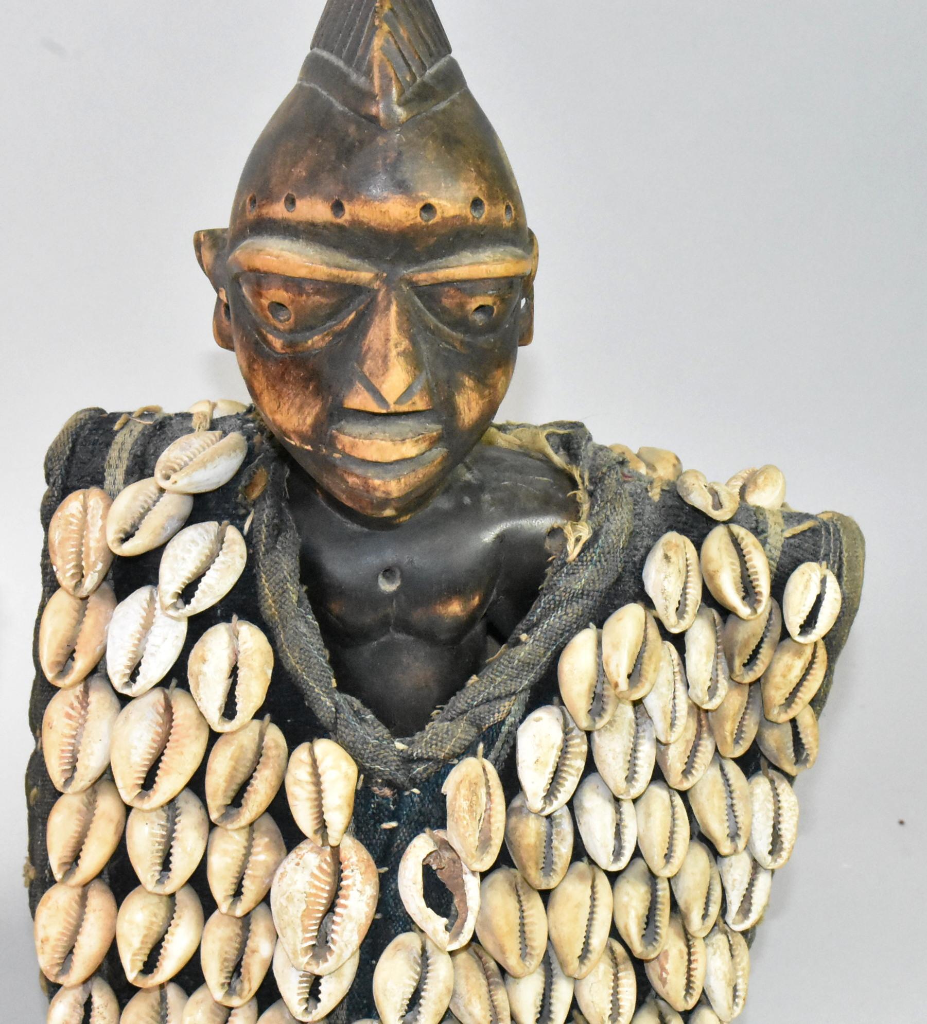 Afrikanische Yoruba-Figuren mit Muschelumhangen, Paar im Zustand „Gut“ im Angebot in Toledo, OH