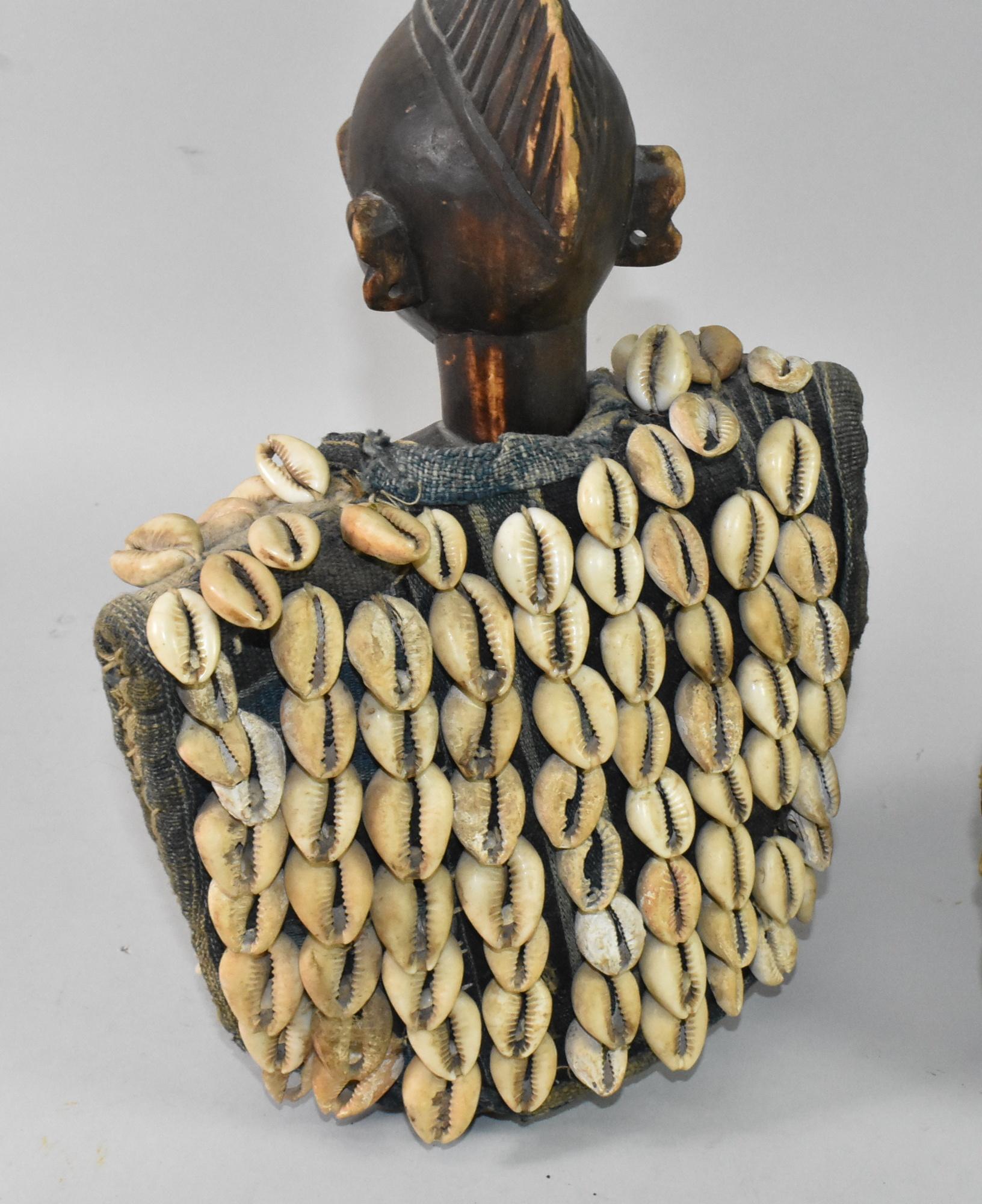 Afrikanische Yoruba-Figuren mit Muschelumhangen, Paar (20. Jahrhundert) im Angebot