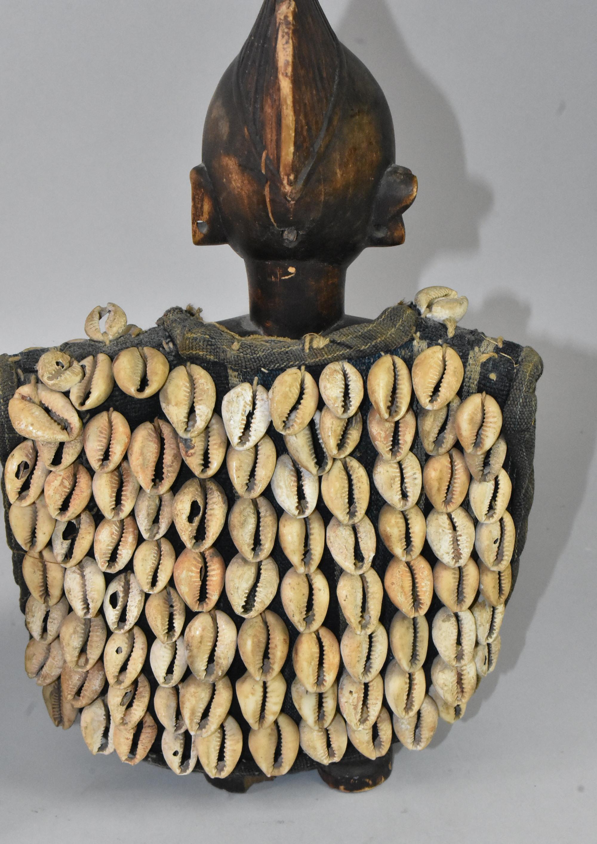 Afrikanische Yoruba-Figuren mit Muschelumhangen, Paar im Angebot 1