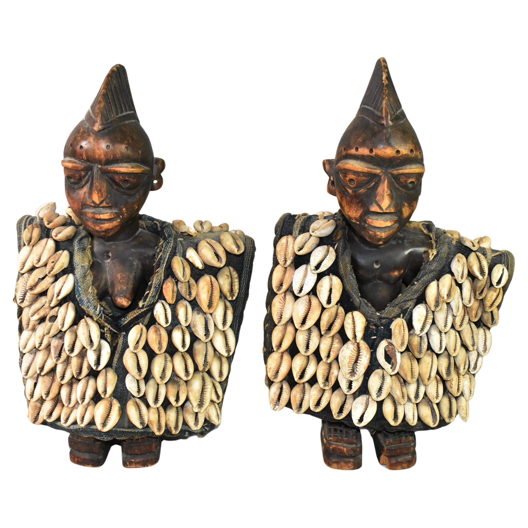 Pareja de figuras africanas yoruba con capas de concha