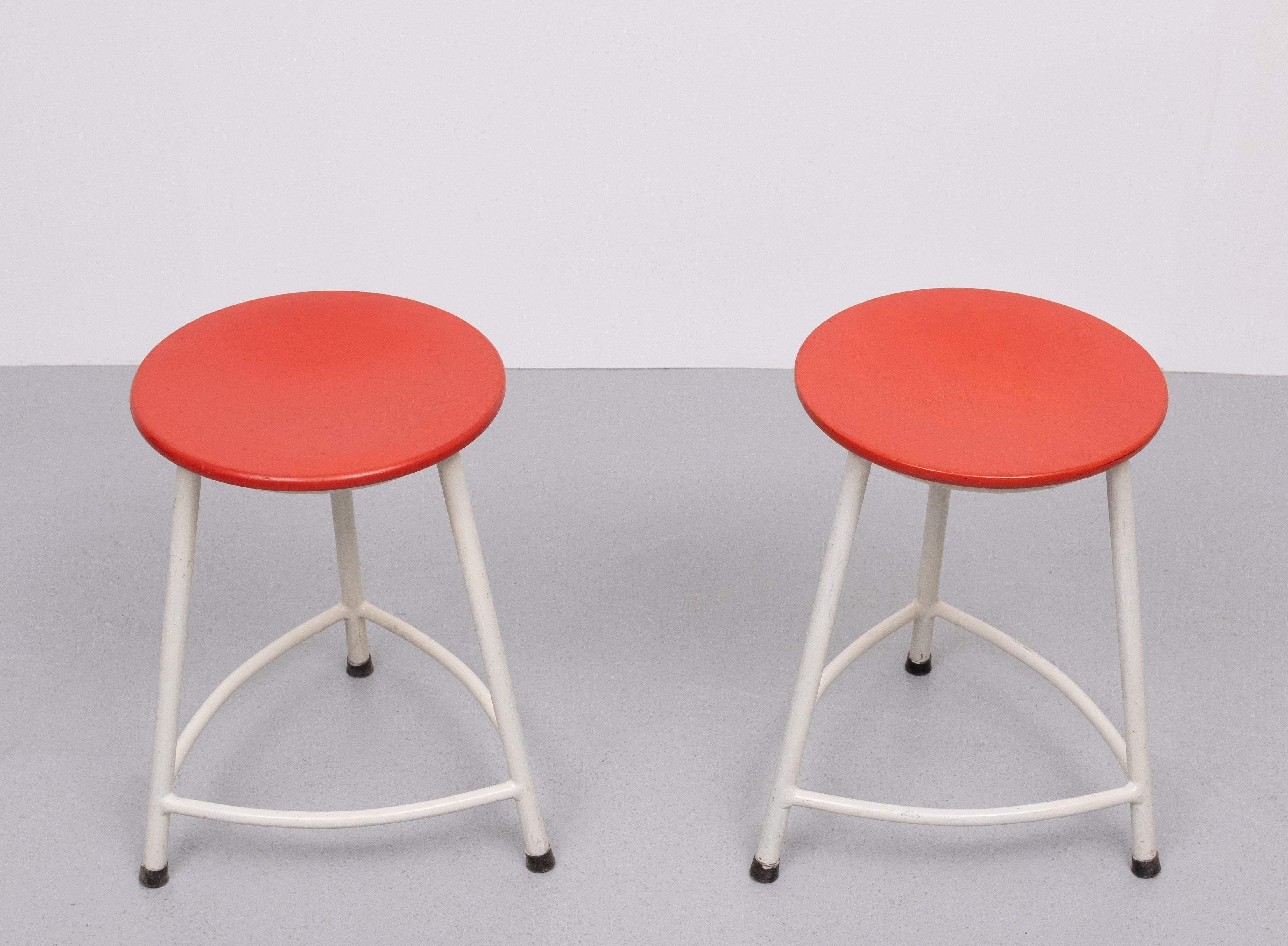 très bel ensemble de Tabourets Industriels . repeint . très bel aspect .
1950 Hollande .indestructible Design/One par Friso Kramer pour Ahrend de Cirkel 