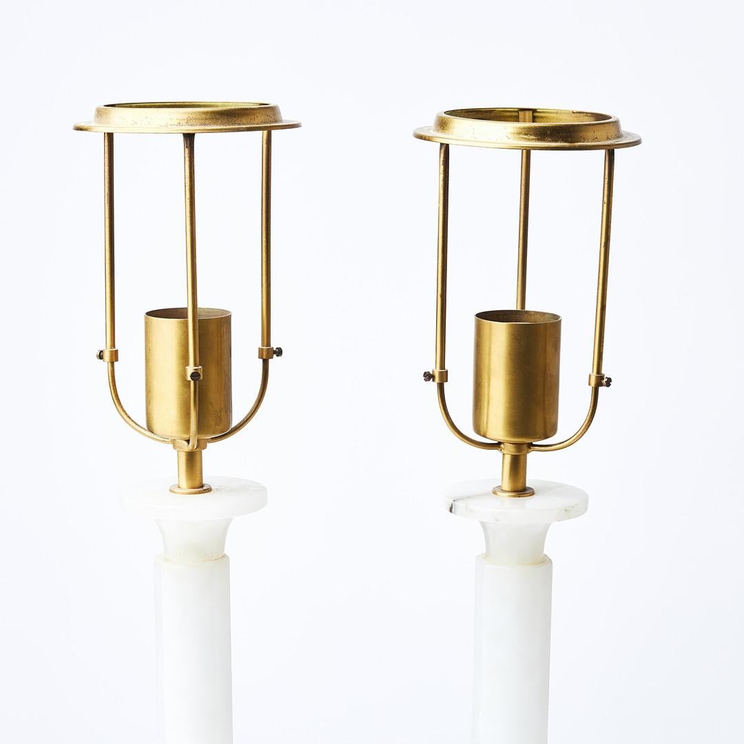 Paire de lampes de table en albâtre Anonyme dans le style Jean Michel Frank France 1960 Mesures : Hauteur 56cm/ 22 Inches sans abat-jour.Très bel albâtre de couleur blanc translucide pâle, un modèle dans le style de jean Michel frank, fabriqué en