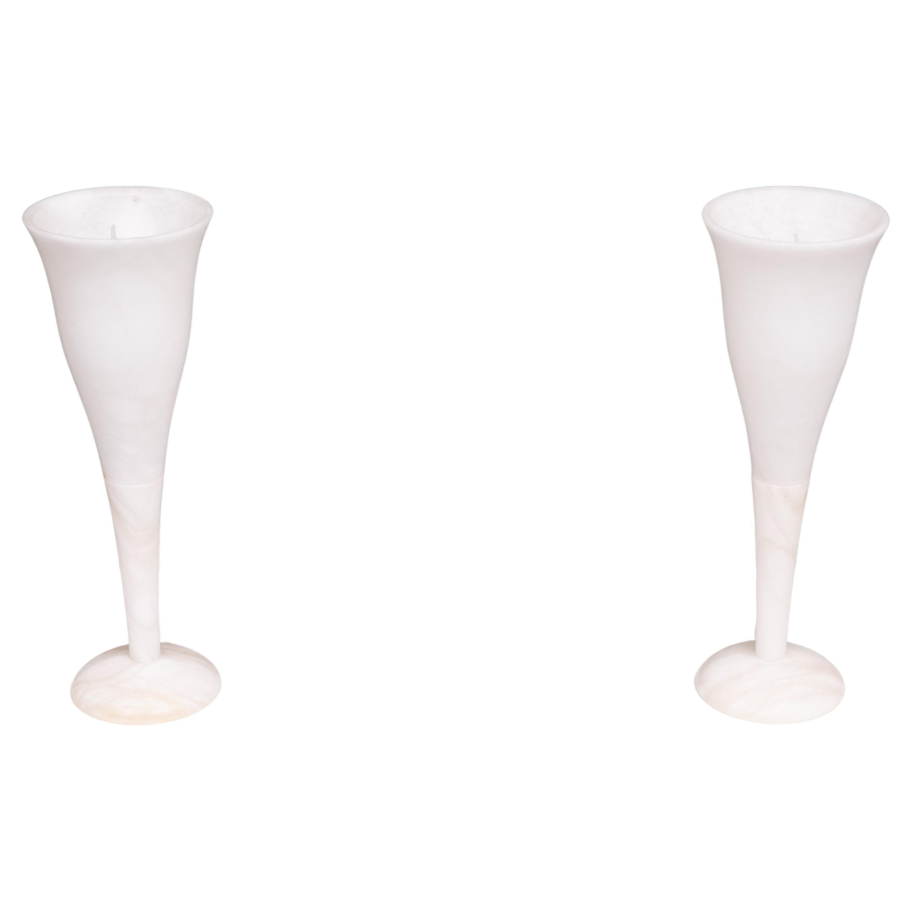 Preciosas lámparas de mesa con forma de cristal de alabastro . de color casi blanco .
muy bonito efecto calido cuando tapa . se necesitan bombillas de calcetin pequeño .
Fabricado por A Pegasam España . Bonita forma elegante . 
Muy buen estado . 