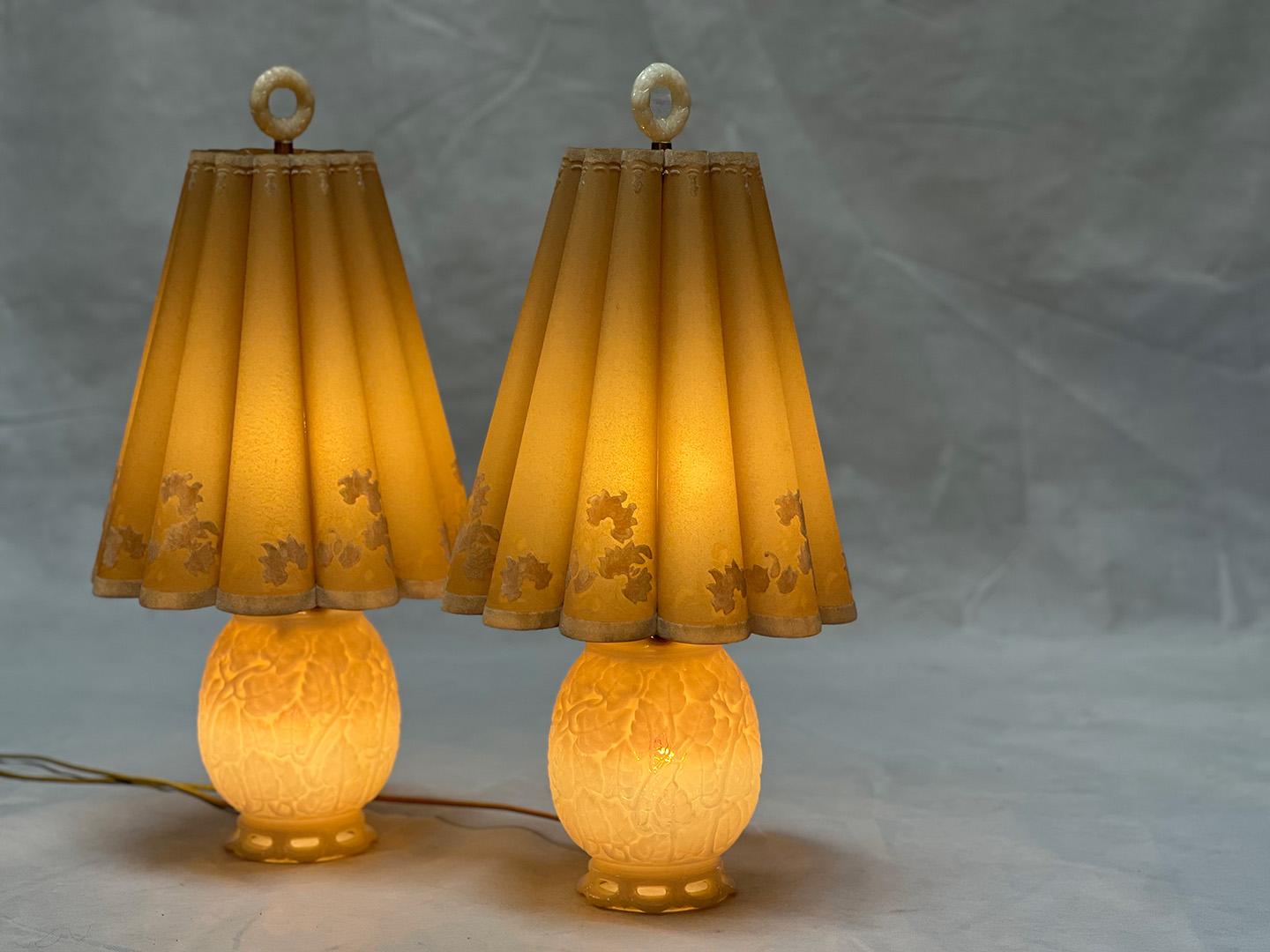 Classique américain Paire de lampes de table Aladdin en verre coulé en vente