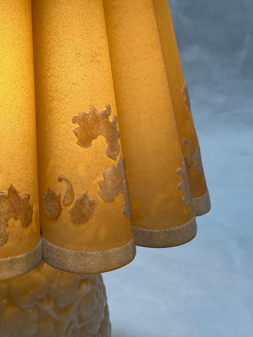 Milieu du XXe siècle Paire de lampes de table Aladdin en verre coulé en vente