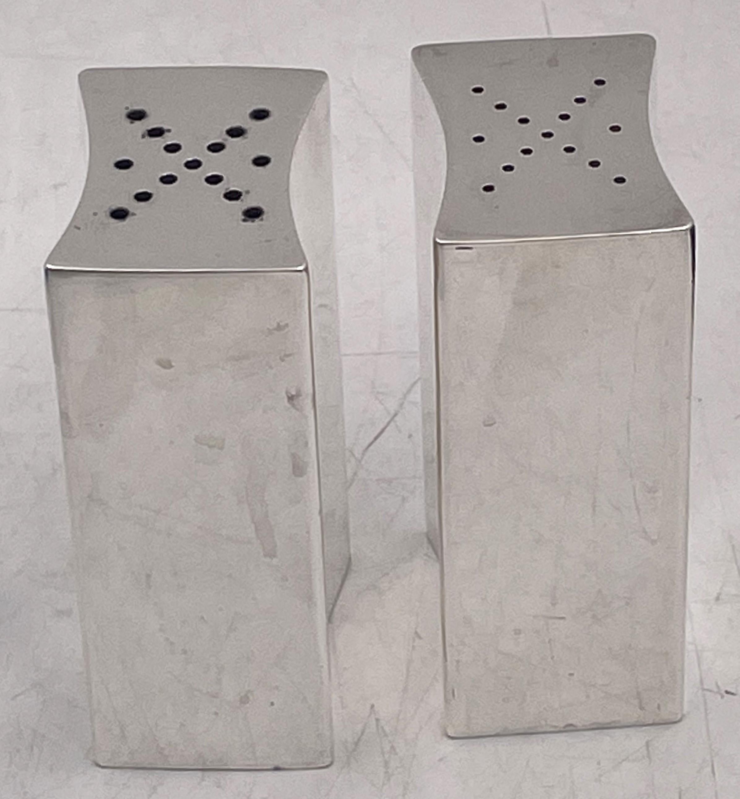 Pareja de saleros y pimenteros de plata de ley Allan Adler de estilo Moderno de mediados de siglo, con un elegante diseño geométrico. Miden 3'' de alto por 1 1/2'' de fondo y 1 1/4'' de ancho, y llevan los sellos que se muestran.

Allan W. Adler