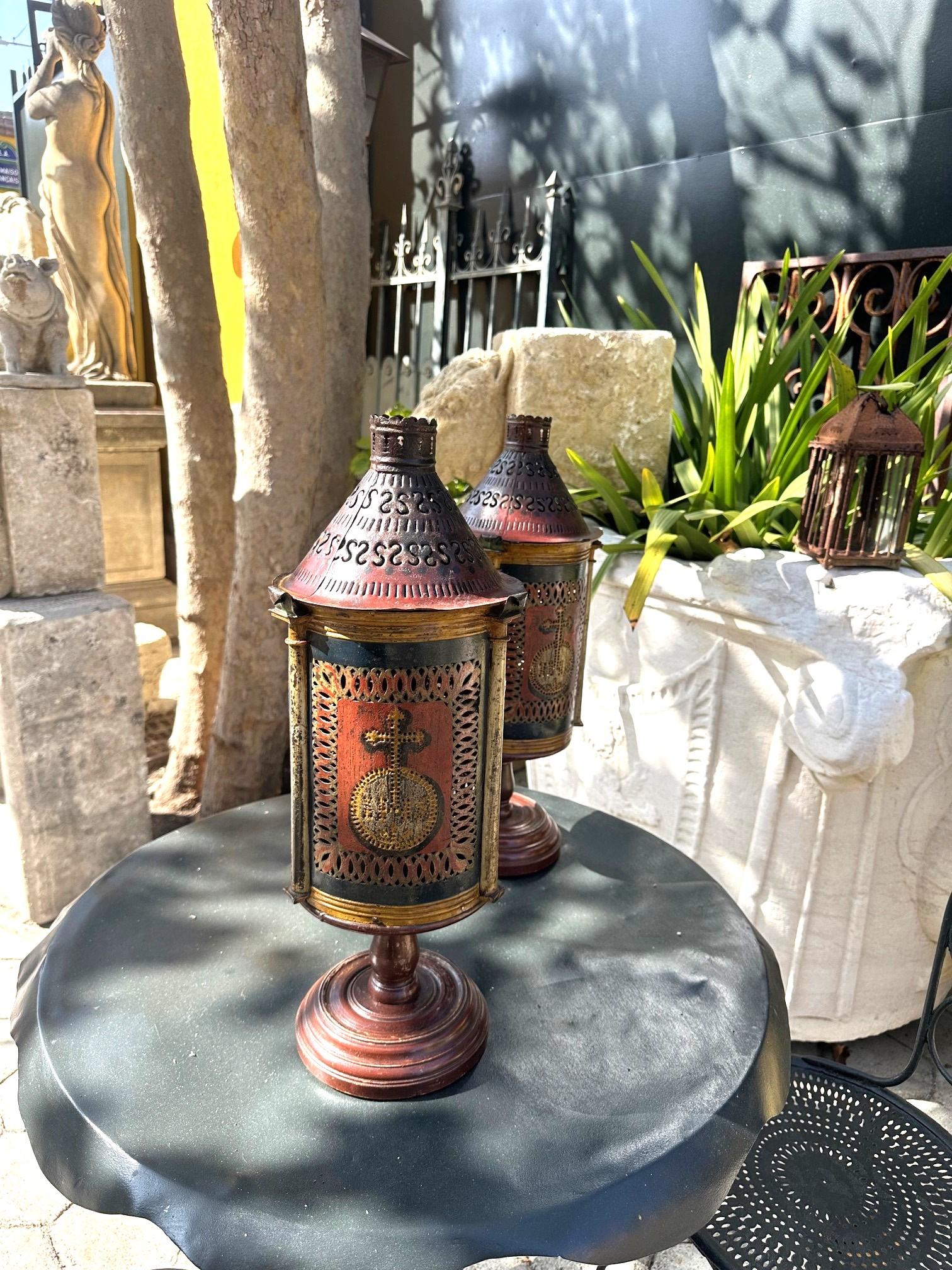 Paar Altarkerzenständer Laternen Tischlampen Dekorative Lights Rustikale Objects im Zustand „Gut“ im Angebot in West Hollywood, CA