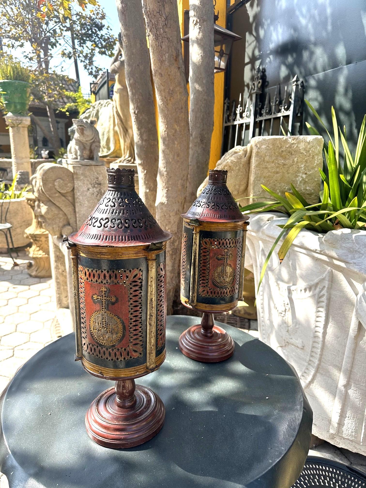 Paar Altarkerzenständer Laternen Tischlampen Dekorative Lights Rustikale Objects (19. Jahrhundert) im Angebot