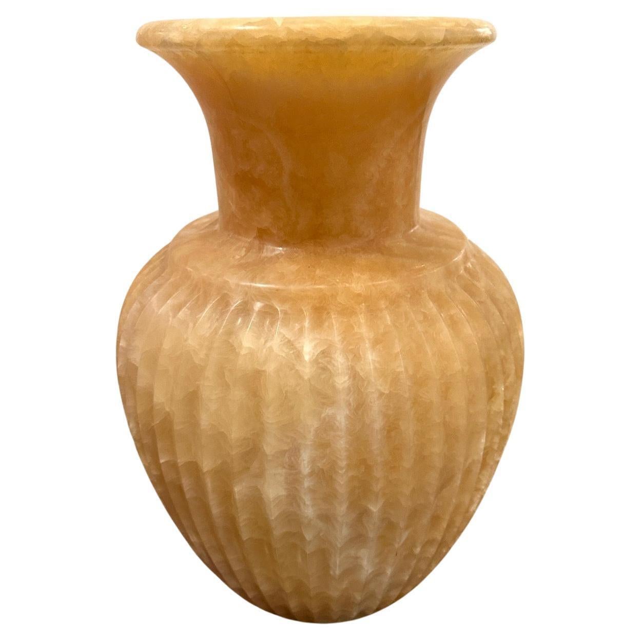 Ein außergewöhnliches Paar handgeschnitzter Vasen aus Bernstein und Jade.  