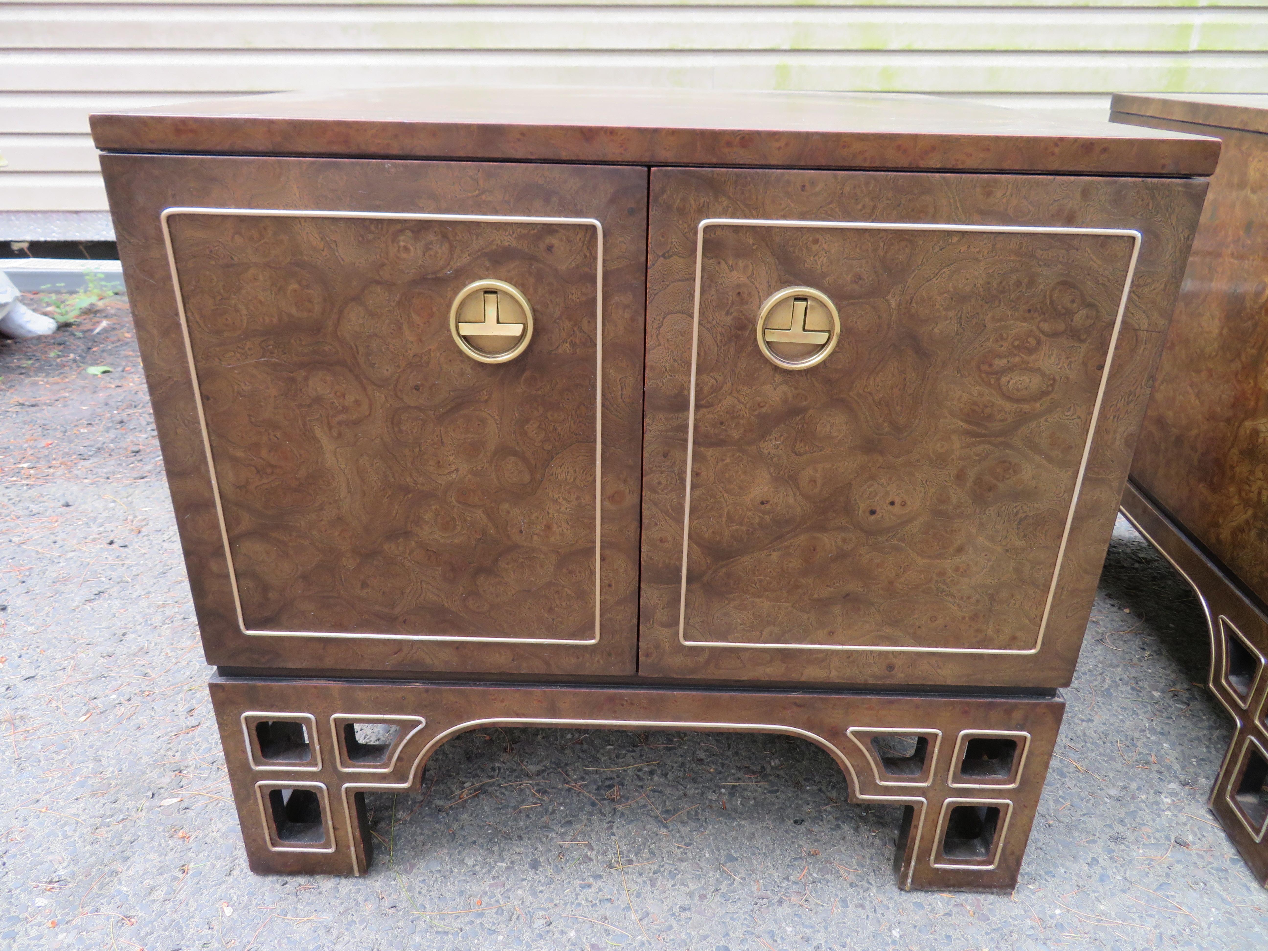 Chinoiserie Pair Amboyna Burl Brass Mastercraft Asian End/Night Stands Mid-Century Modern For Sale