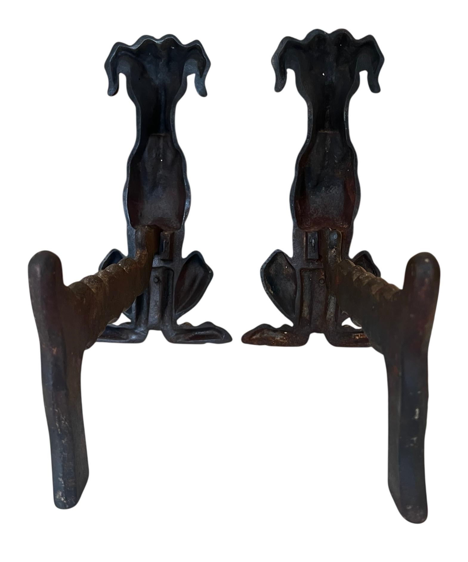Paar amerikanische Art Deco Gusseisen Sporting Dog Androns C. 1900 im Zustand „Gut“ im Angebot in New York, NY
