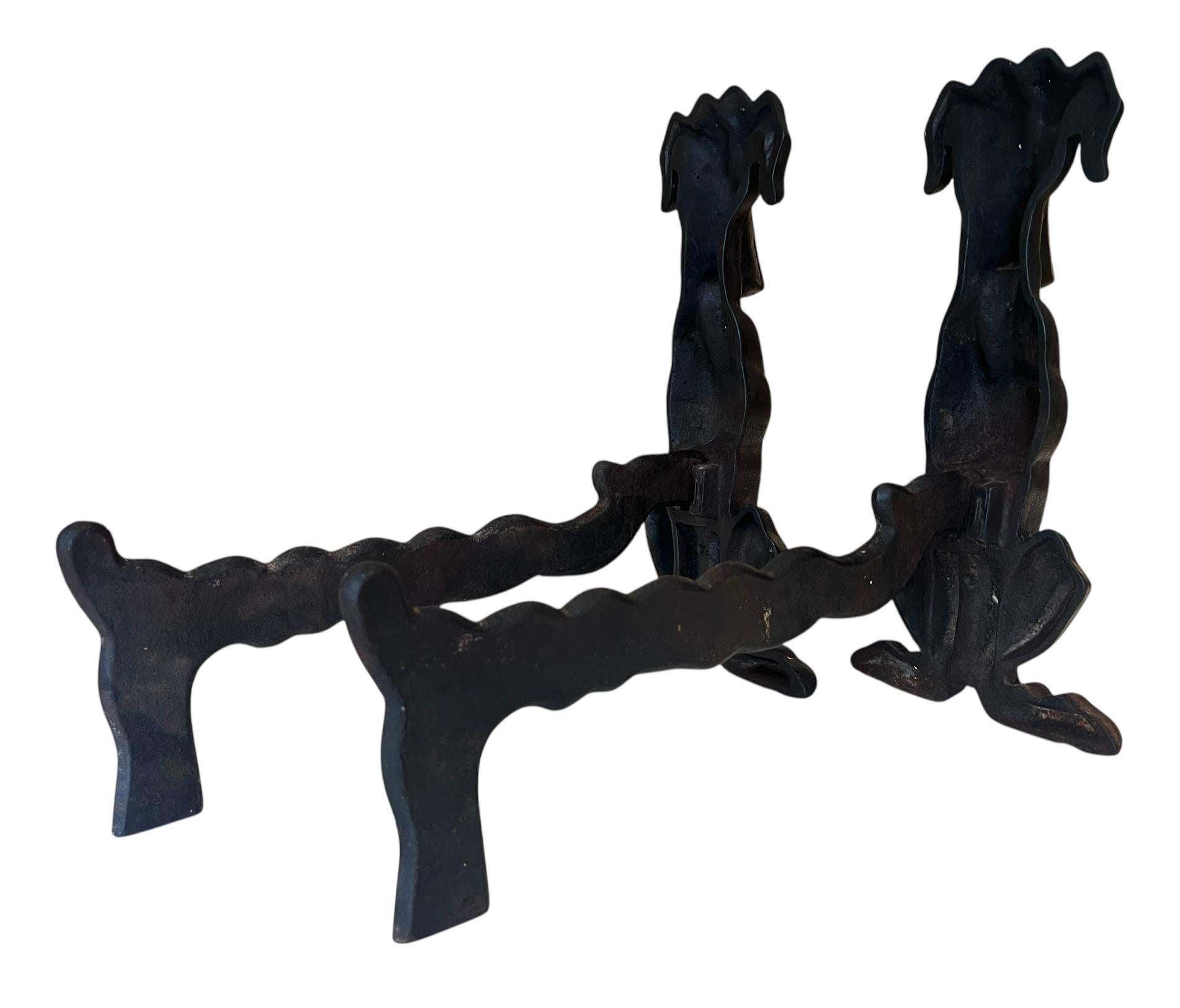 Paar amerikanische Art Deco Gusseisen Sporting Dog Androns C. 1900 (20. Jahrhundert) im Angebot