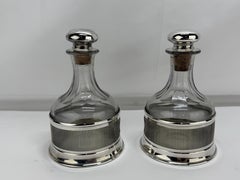 Paar amerikanische versilberte Art-Déco- Spirit-Dekanter mit durchbrochenen Untersetzern, Art déco