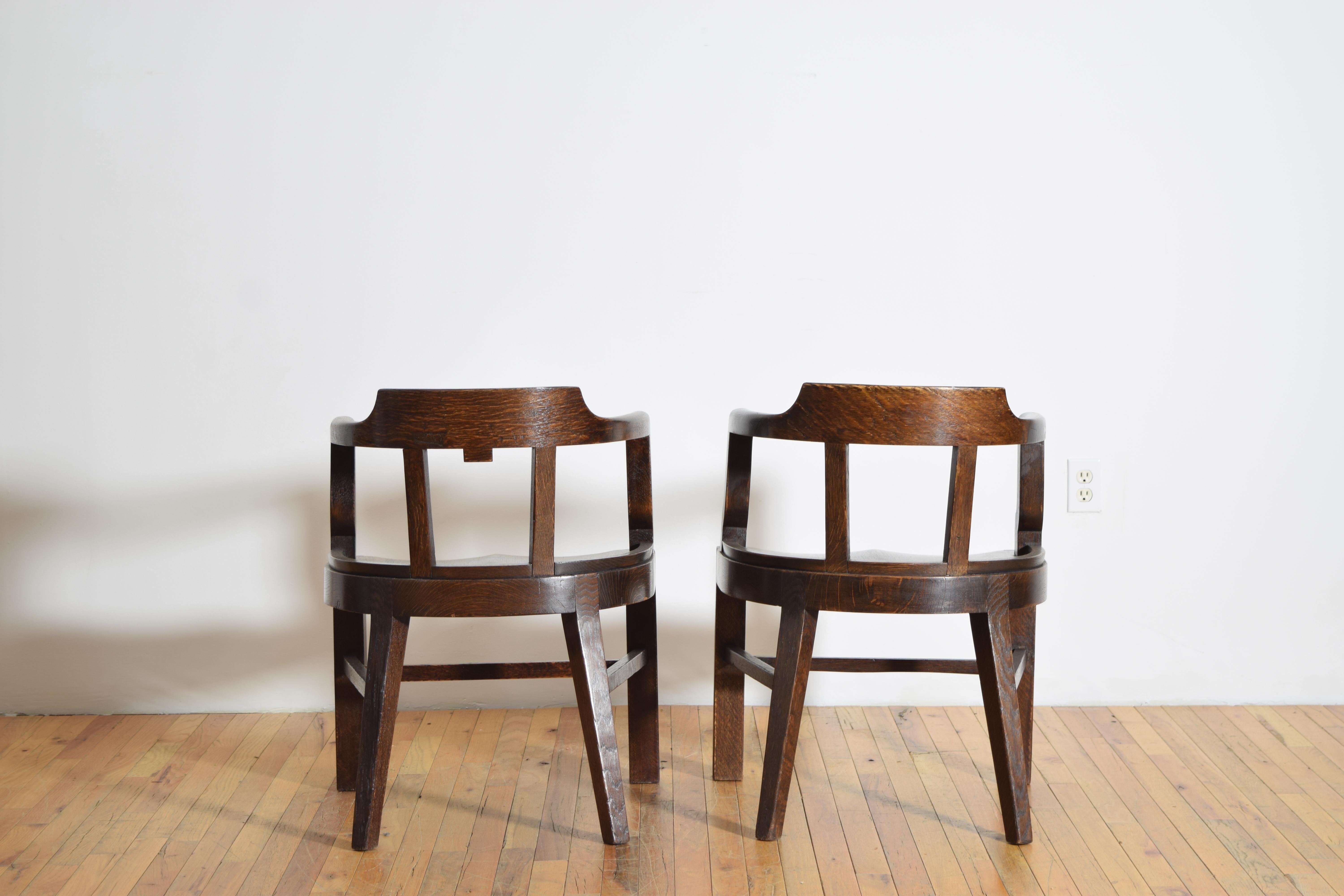 20ième siècle Paire de fauteuils en chêne massif de style Arts and Crafts américain, début du 20e siècle en vente