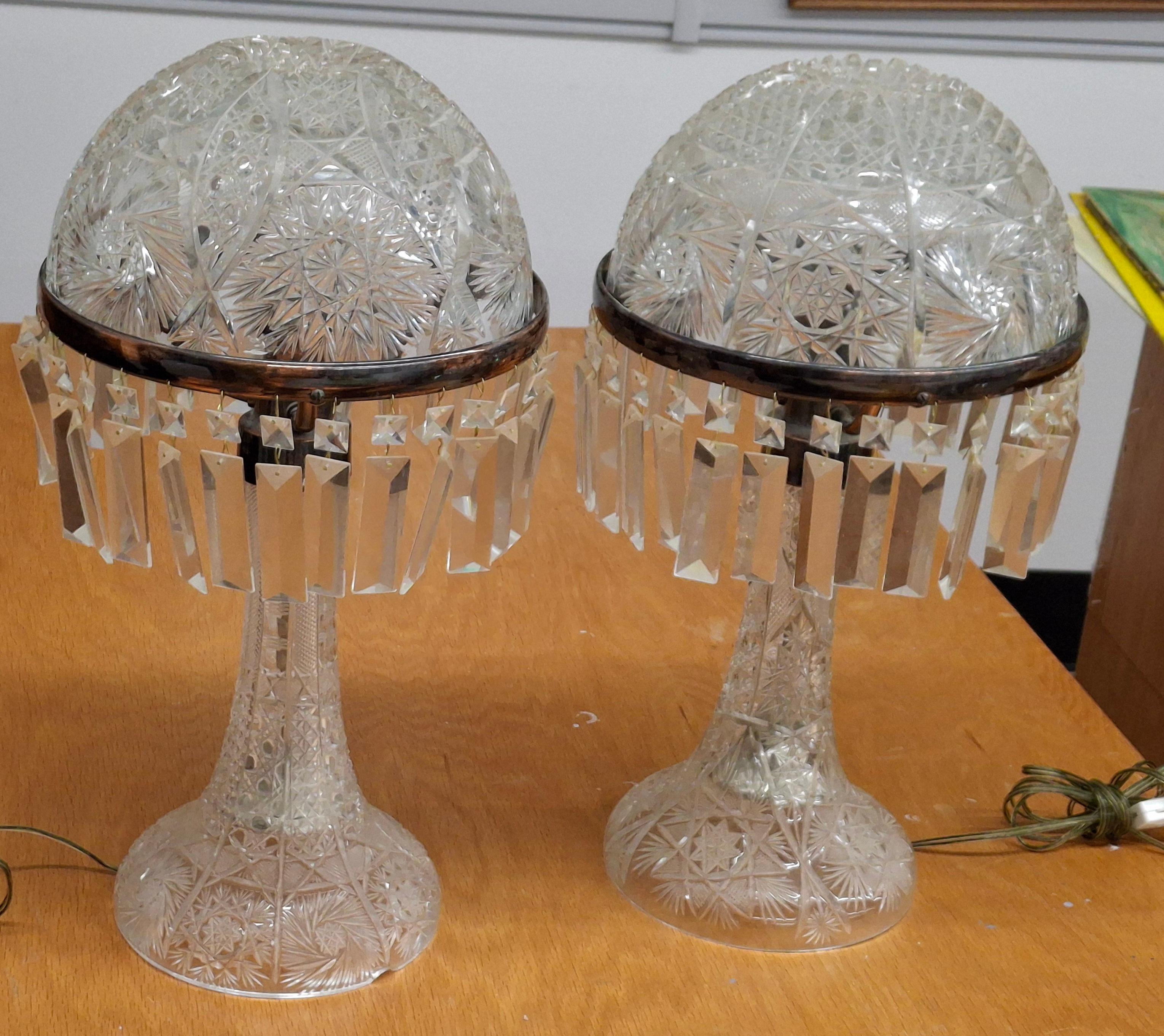 Altro Coppia di lampade da tavolo americane in cristallo taglio brillante a fungo lustre in vendita