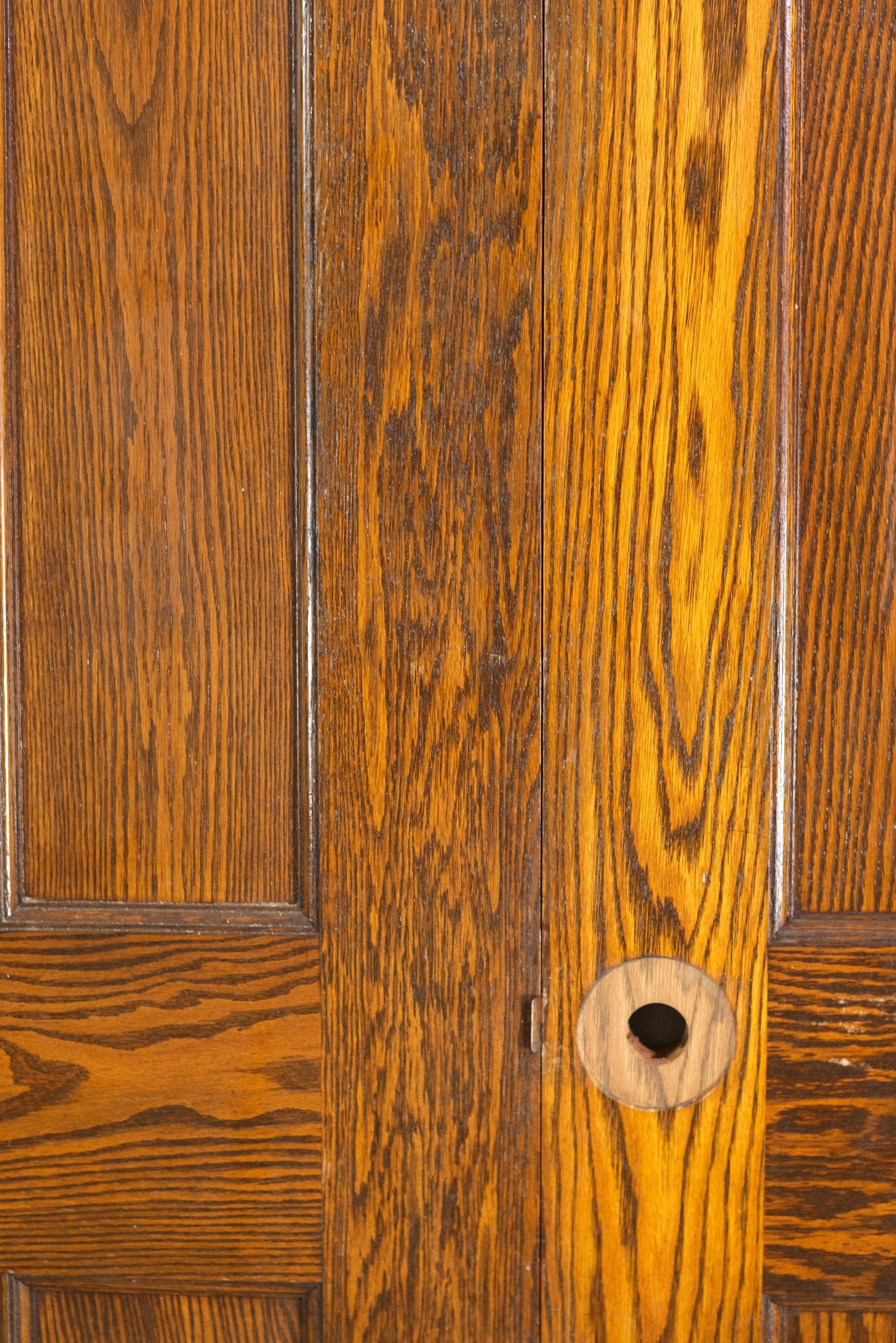 Paar amerikanische Türen aus Kastanienholz mit vier Paneelen auf jeder Seite 4
