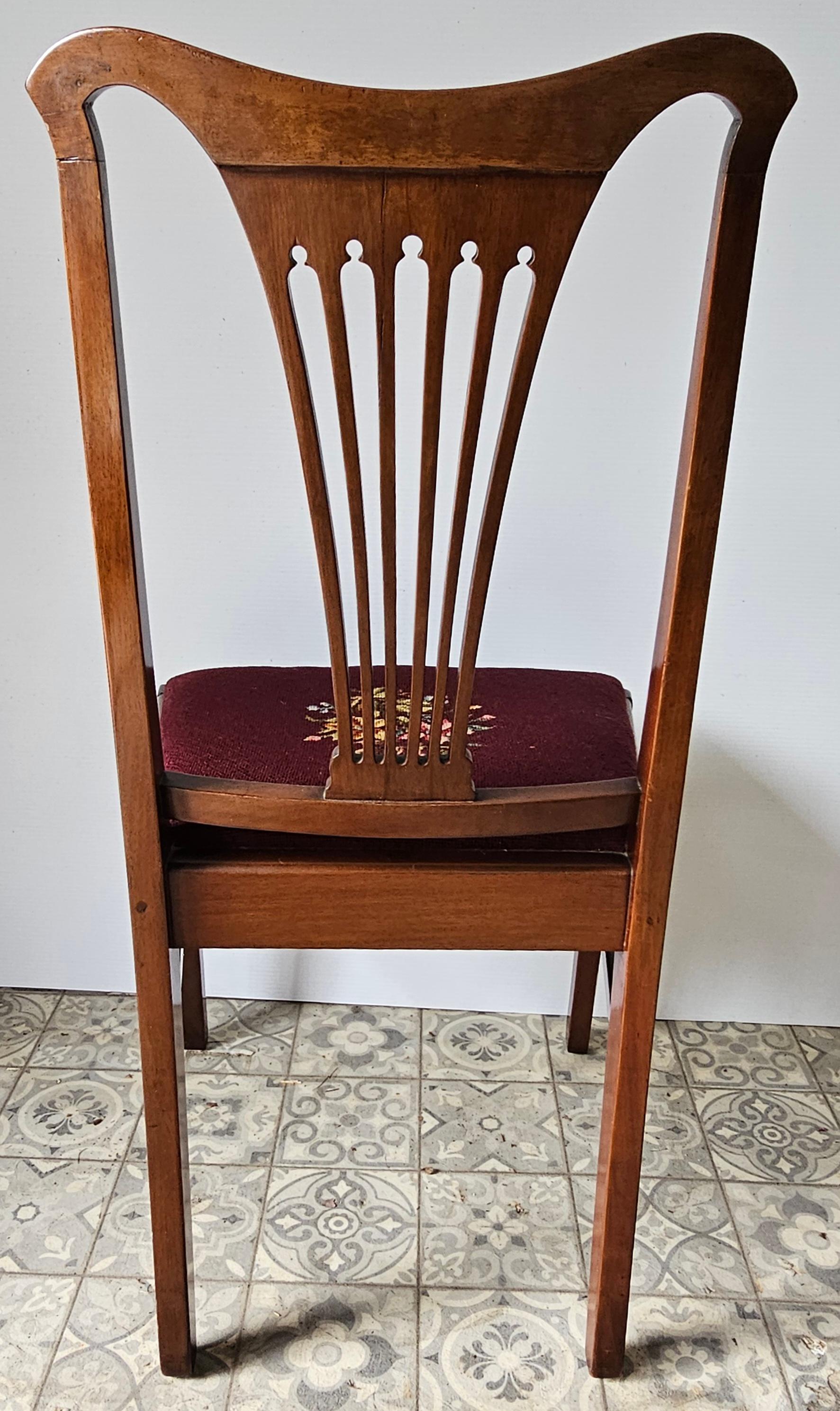 Pareja de sillas americanas tapizadas de caoba y punto de aguja en venta 3
