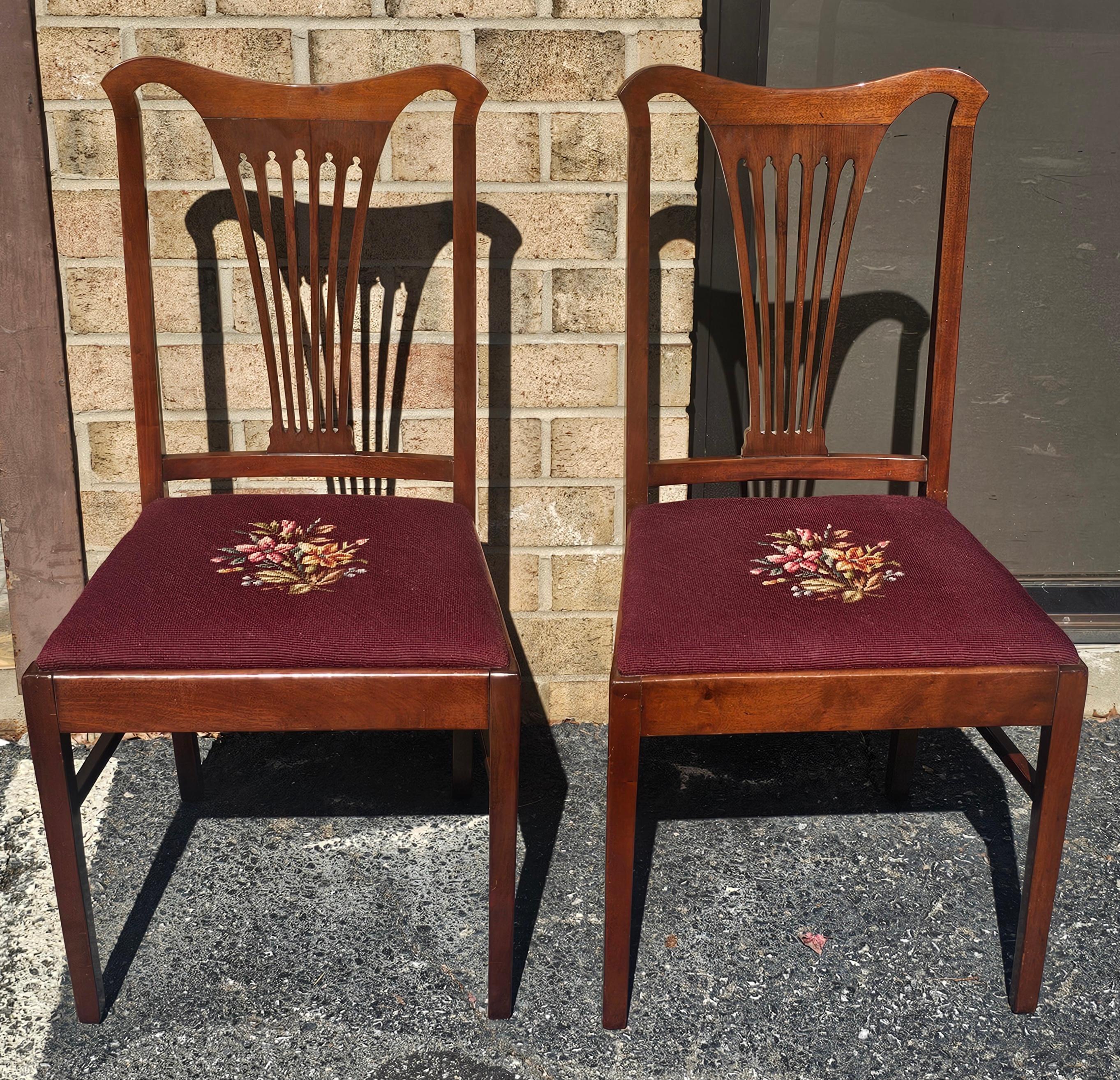 Pareja de sillas americanas tapizadas de caoba y punto de aguja en venta 5