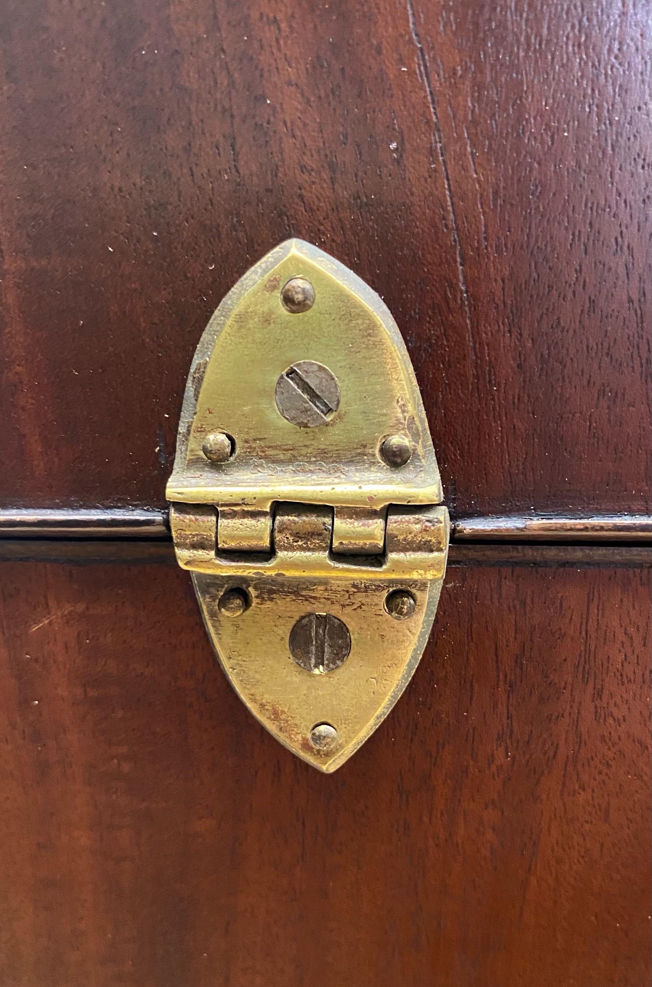 Pair American Mahogany Serpentine Inlaid Knife Boxes with Cutlery Interiors In Good Condition For Sale In Charleston, SC