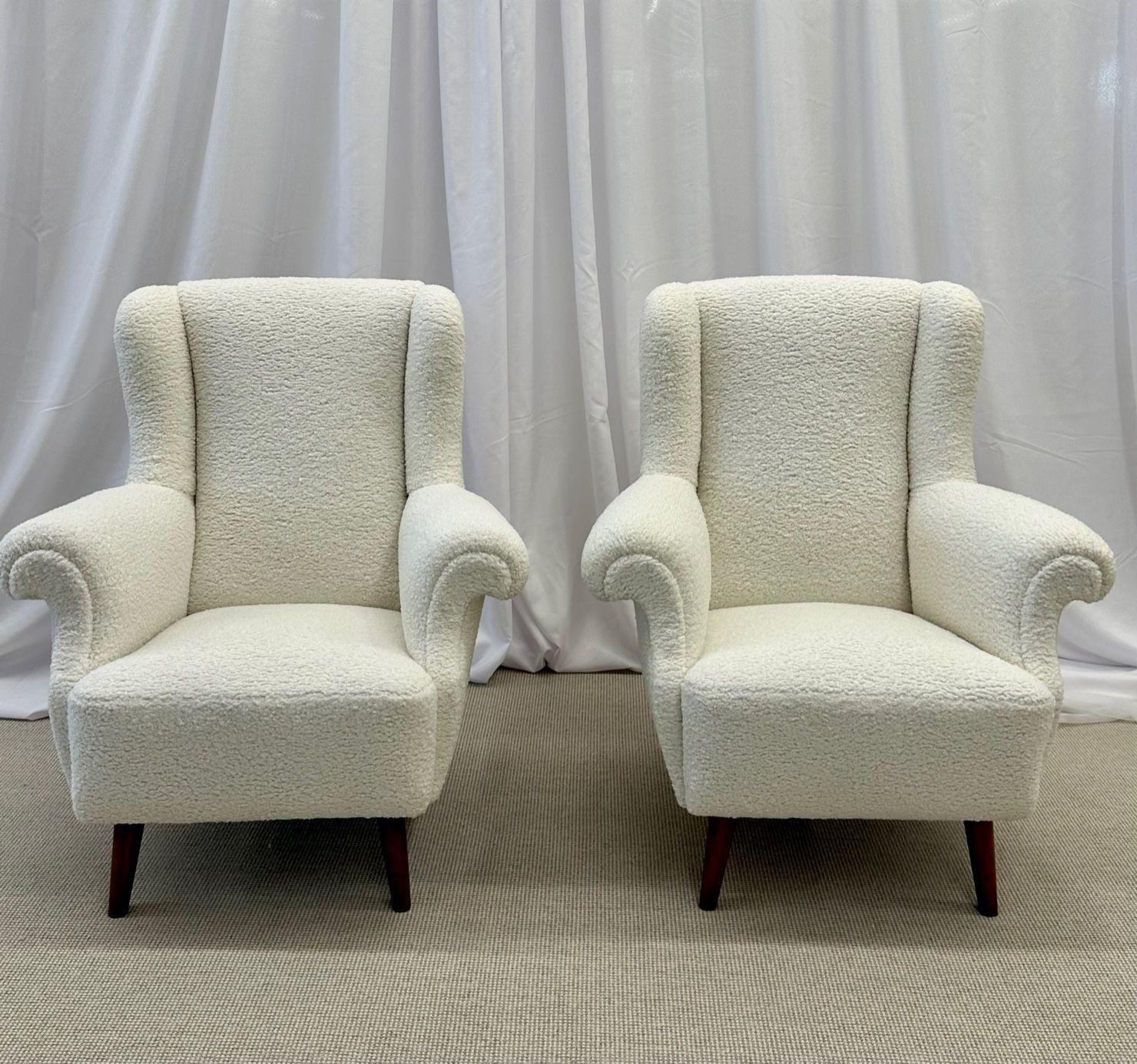 Paar American Mid-Century Scroll Lounge / Wingback Chairs, Boucle, Draper Style
 
Neu wiederhergestelltes Paar moderner Clubsessel aus der Mitte des Jahrhunderts, entworfen und hergestellt in den Vereinigten Staaten um die 1950er Jahre. Neu