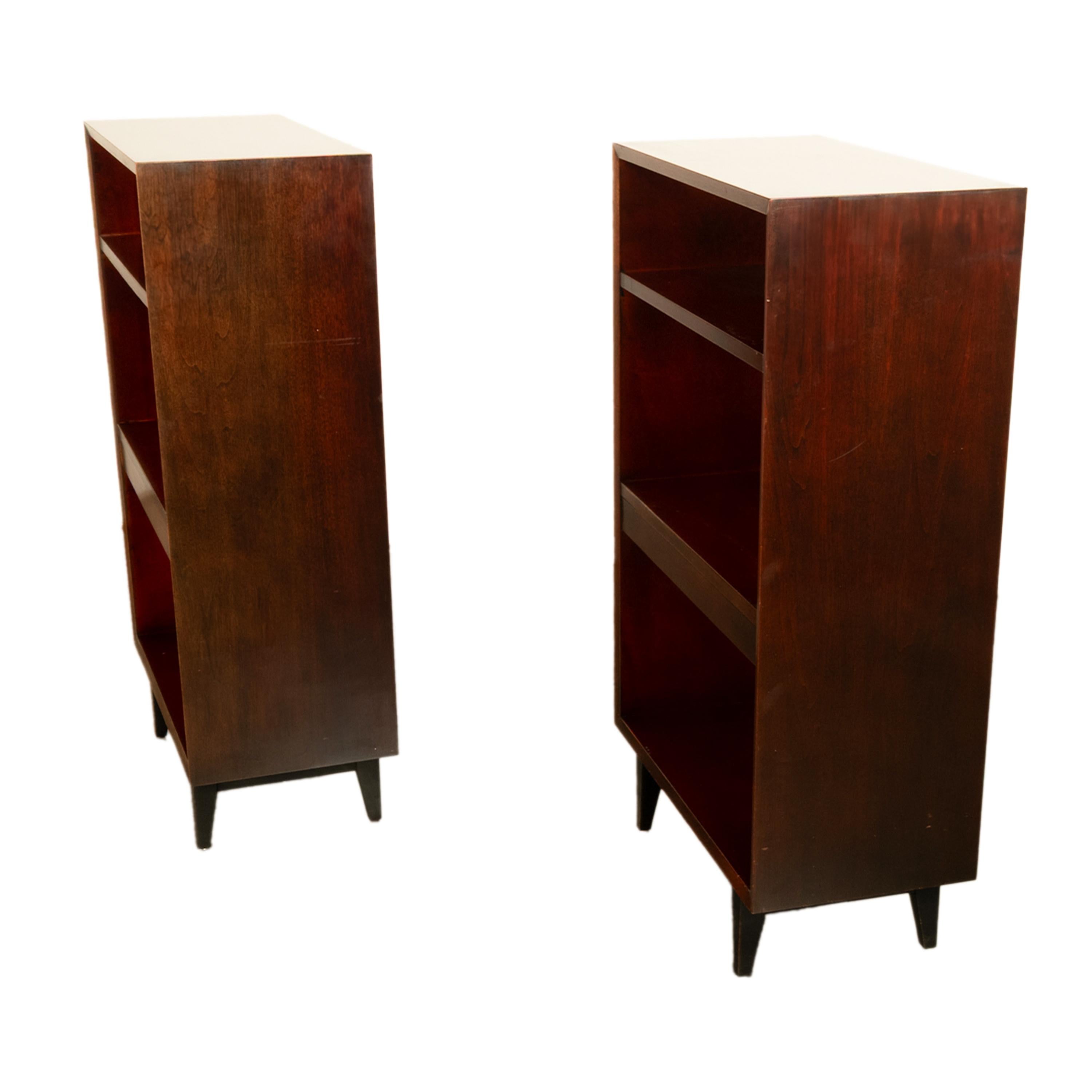 Amerikanische modernistische Nachttische aus Nussbaumholz, George Nelson für Herman Miller, 1955, Paar im Angebot 6
