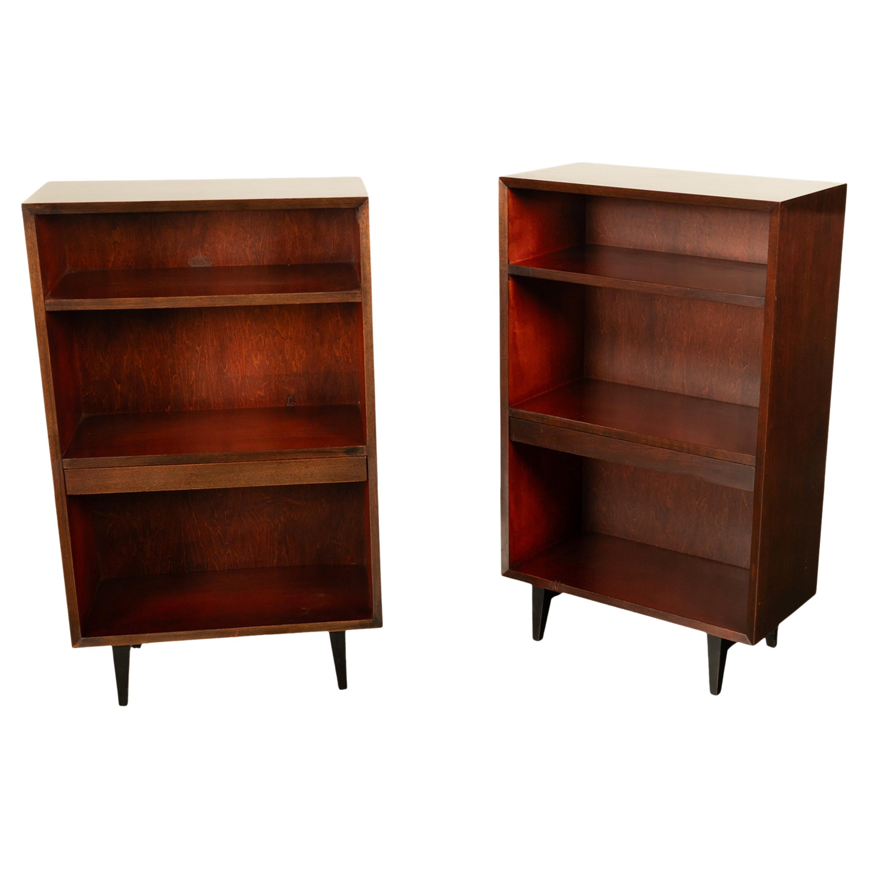 Ein gutes Paar original amerikanischer modernistischer Nachttische/Bücherregale von George Nelson (1908-1986) für Herman Miller, um 1955.
Die Basic Cabinet Serie wurde erstmals in den späten 1940er Jahren eingeführt, um 