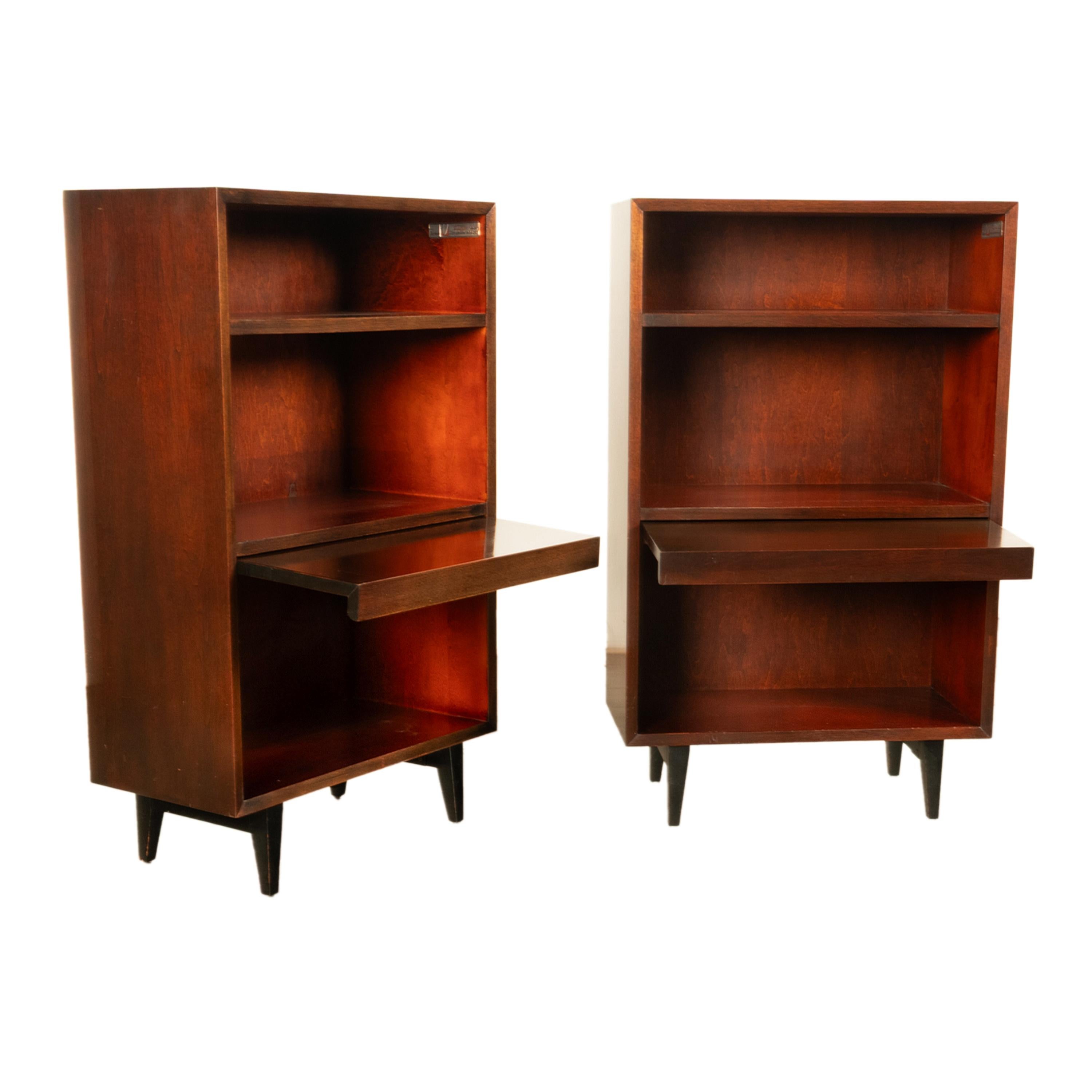 Amerikanische modernistische Nachttische aus Nussbaumholz, George Nelson für Herman Miller, 1955, Paar (Moderne der Mitte des Jahrhunderts) im Angebot