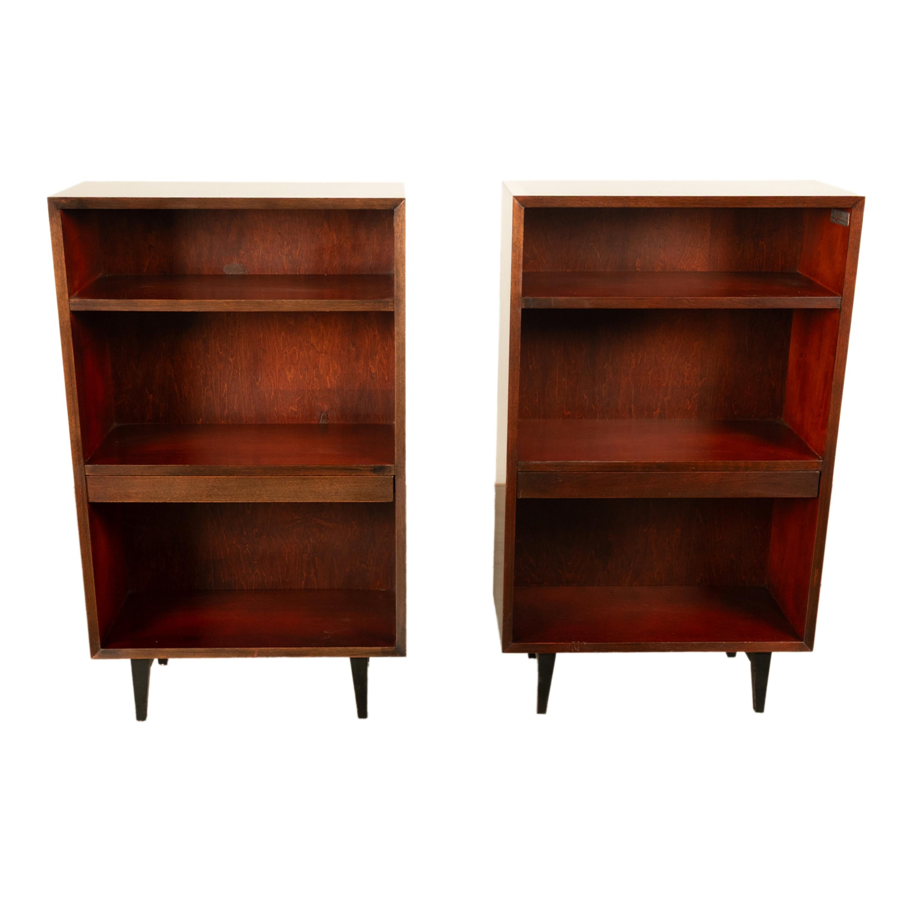 Amerikanische modernistische Nachttische aus Nussbaumholz, George Nelson für Herman Miller, 1955, Paar (amerikanisch) im Angebot