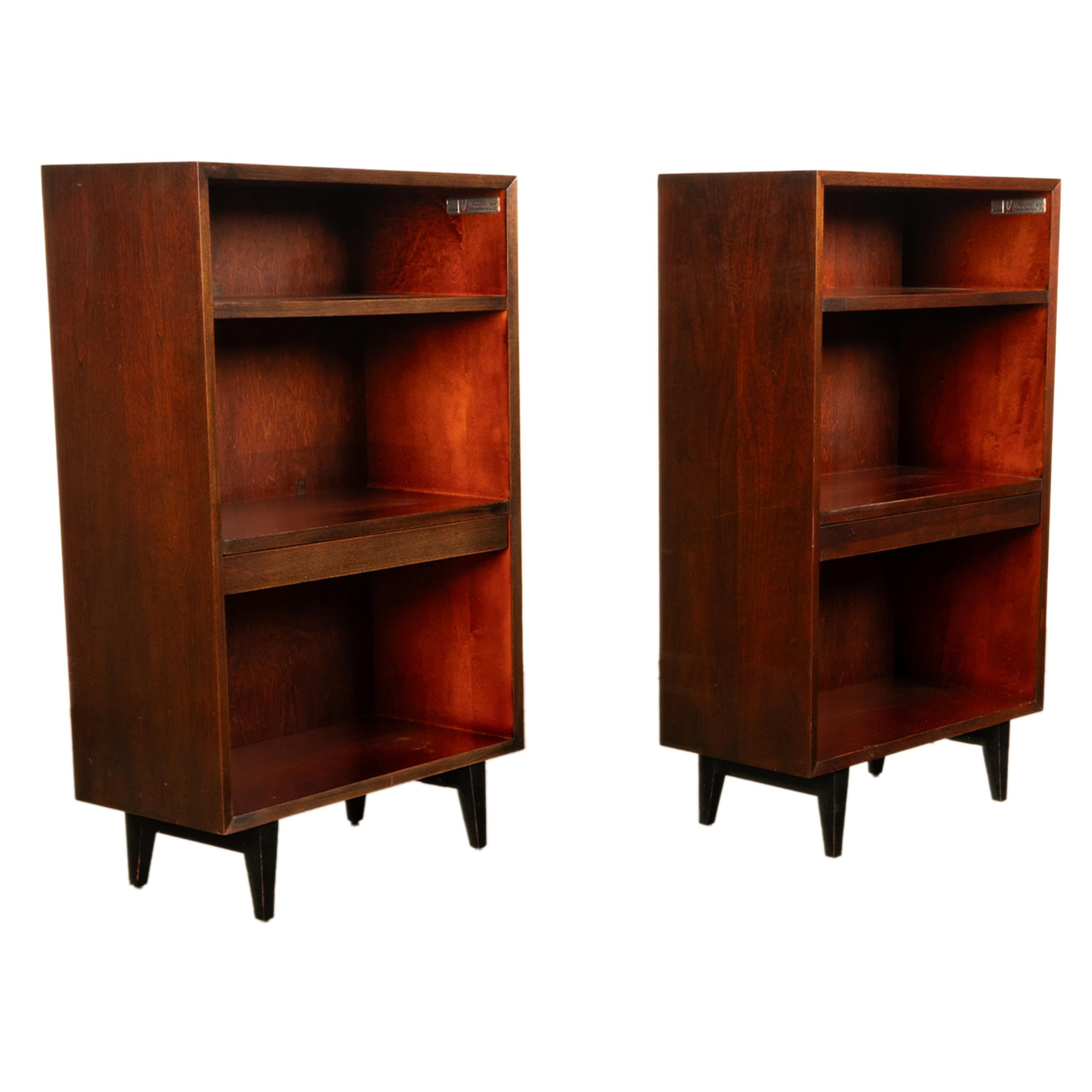 Amerikanische modernistische Nachttische aus Nussbaumholz, George Nelson für Herman Miller, 1955, Paar im Zustand „Gut“ im Angebot in Portland, OR