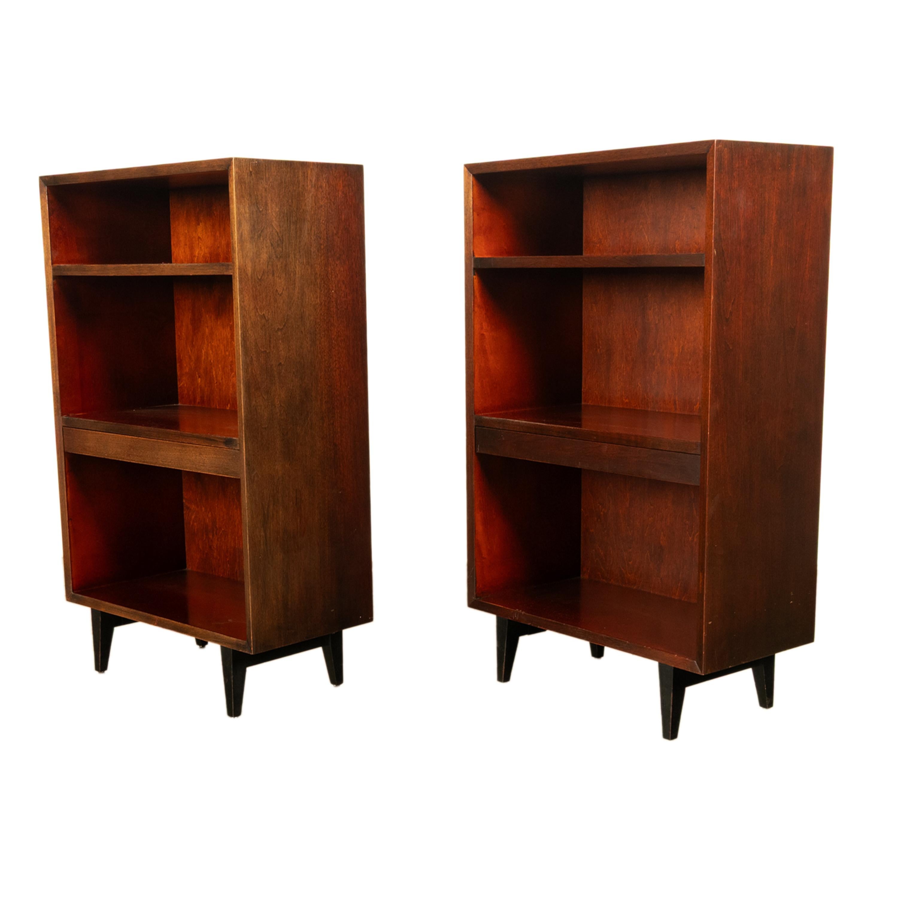 Amerikanische modernistische Nachttische aus Nussbaumholz, George Nelson für Herman Miller, 1955, Paar (Mitte des 20. Jahrhunderts) im Angebot