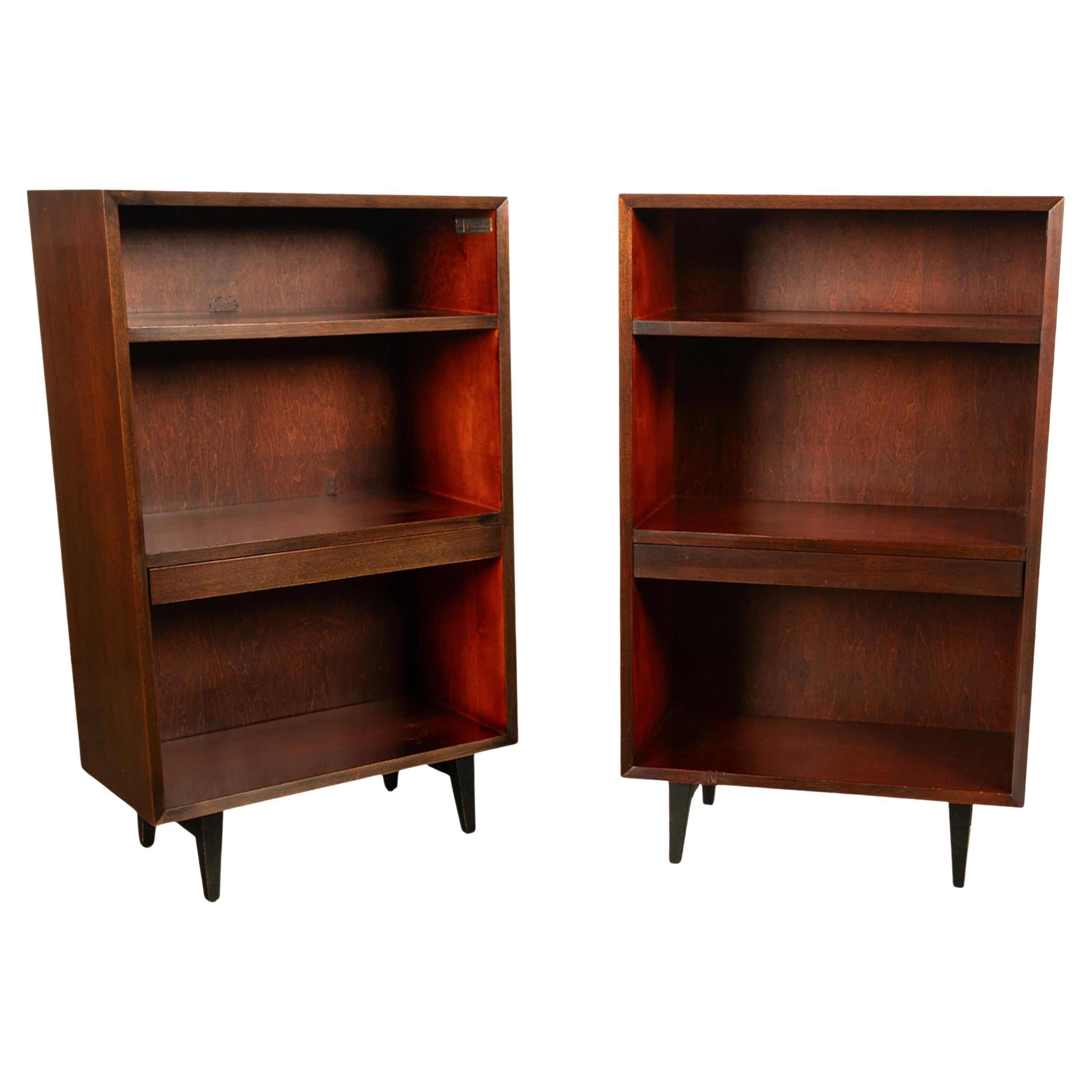 Amerikanische modernistische Nachttische aus Nussbaumholz, George Nelson für Herman Miller, 1955, Paar im Angebot
