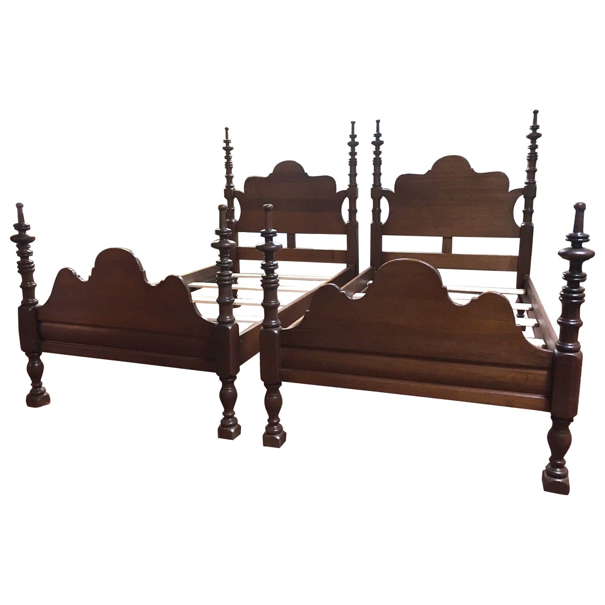 Paire de lits jumeaux en acajou Sheraton américain avec festons fantaisistes et montants tournés en vente