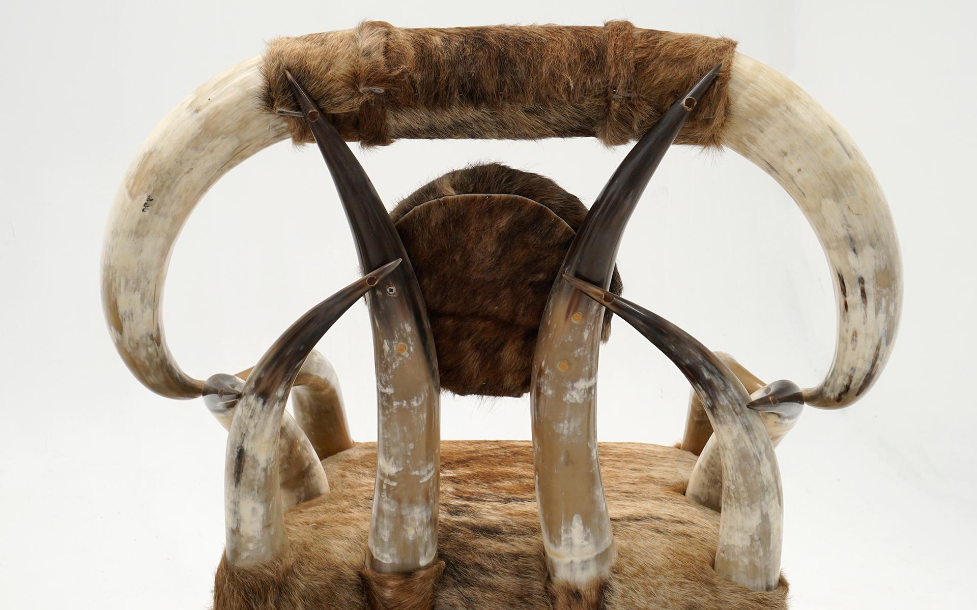 Pair American Steer Horn Chairs mit Ottomans. Brown & Tan Cowhide Polsterung im Angebot 2