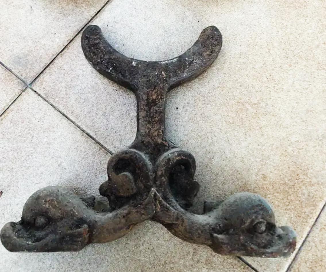Androni in ghisa Art Déco per caminetto a forma di anatre Francia inizio XX secolo in vendita 9