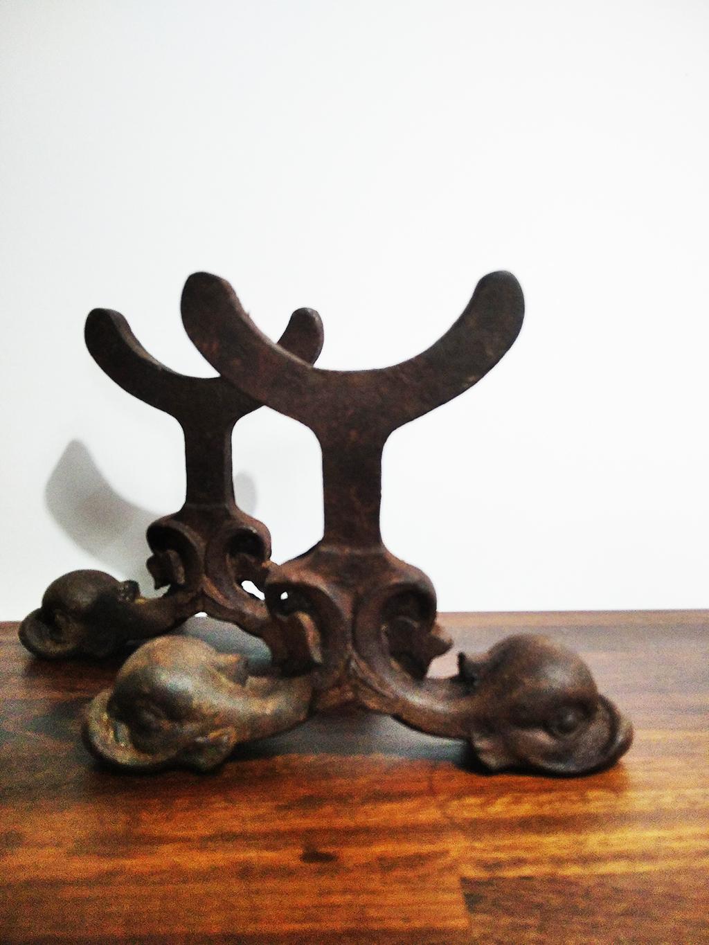 Androni in ghisa Art Déco per caminetto a forma di anatre Francia inizio XX secolo in vendita 4