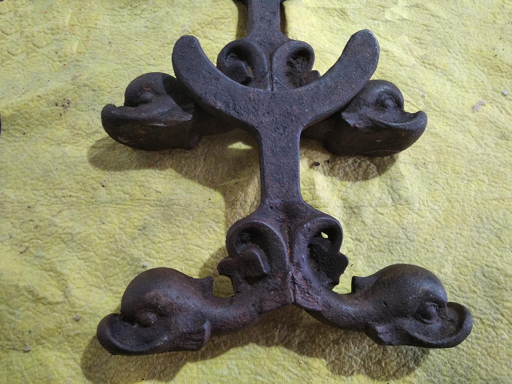 Androni in ghisa Art Déco per caminetto a forma di anatre Francia inizio XX secolo in vendita 2