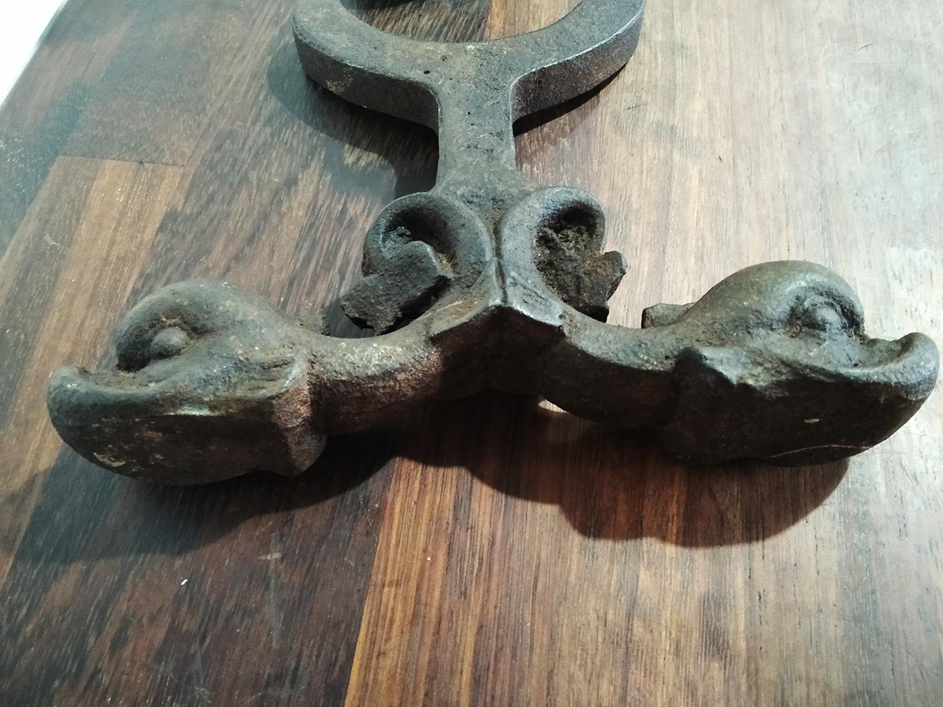 Androni in ghisa Art Déco per caminetto a forma di anatre Francia inizio XX secolo in vendita 6