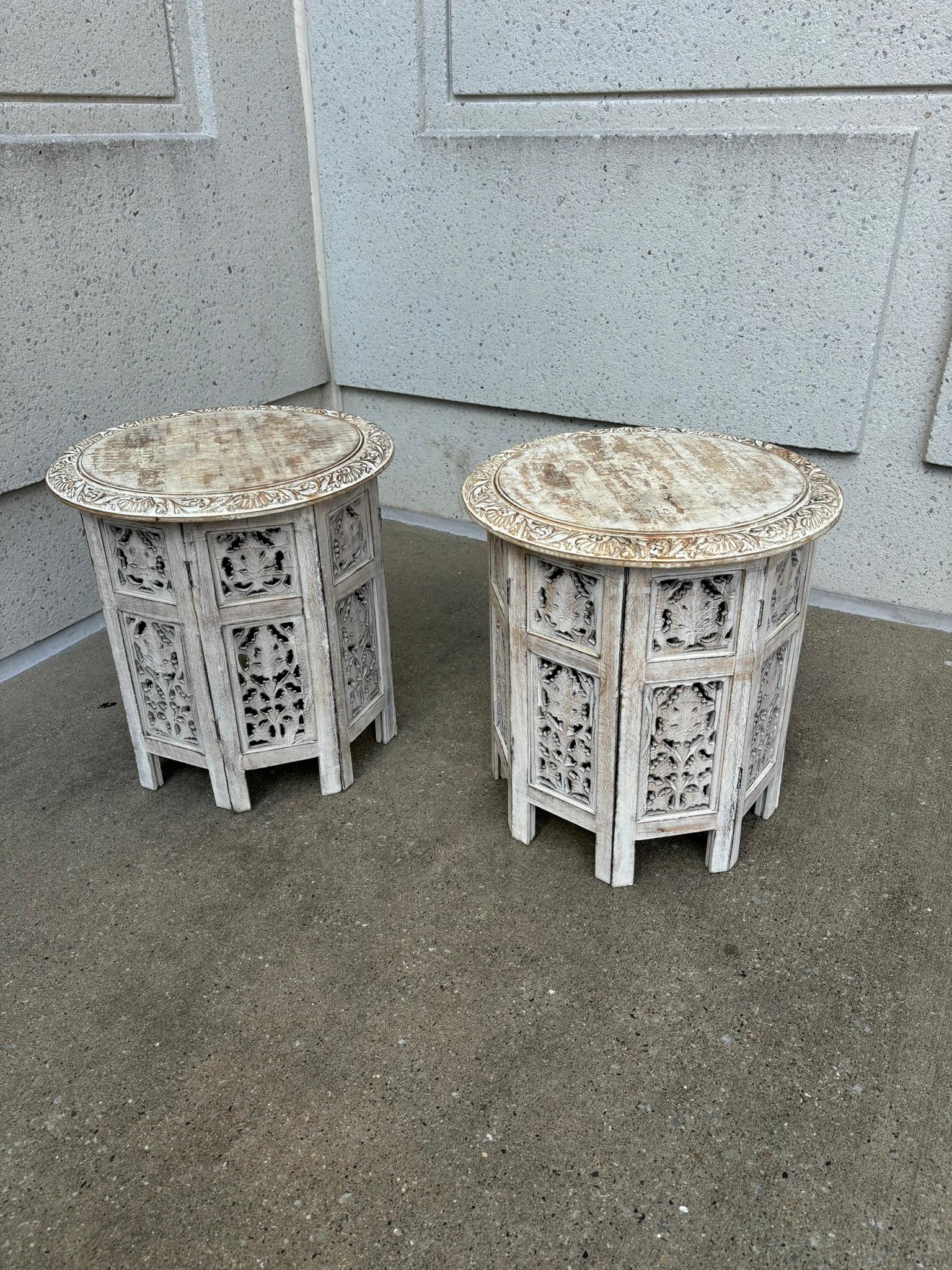 Pareja de mesas auxiliares redondas talladas y pintadas por indios anglosajones en venta 2