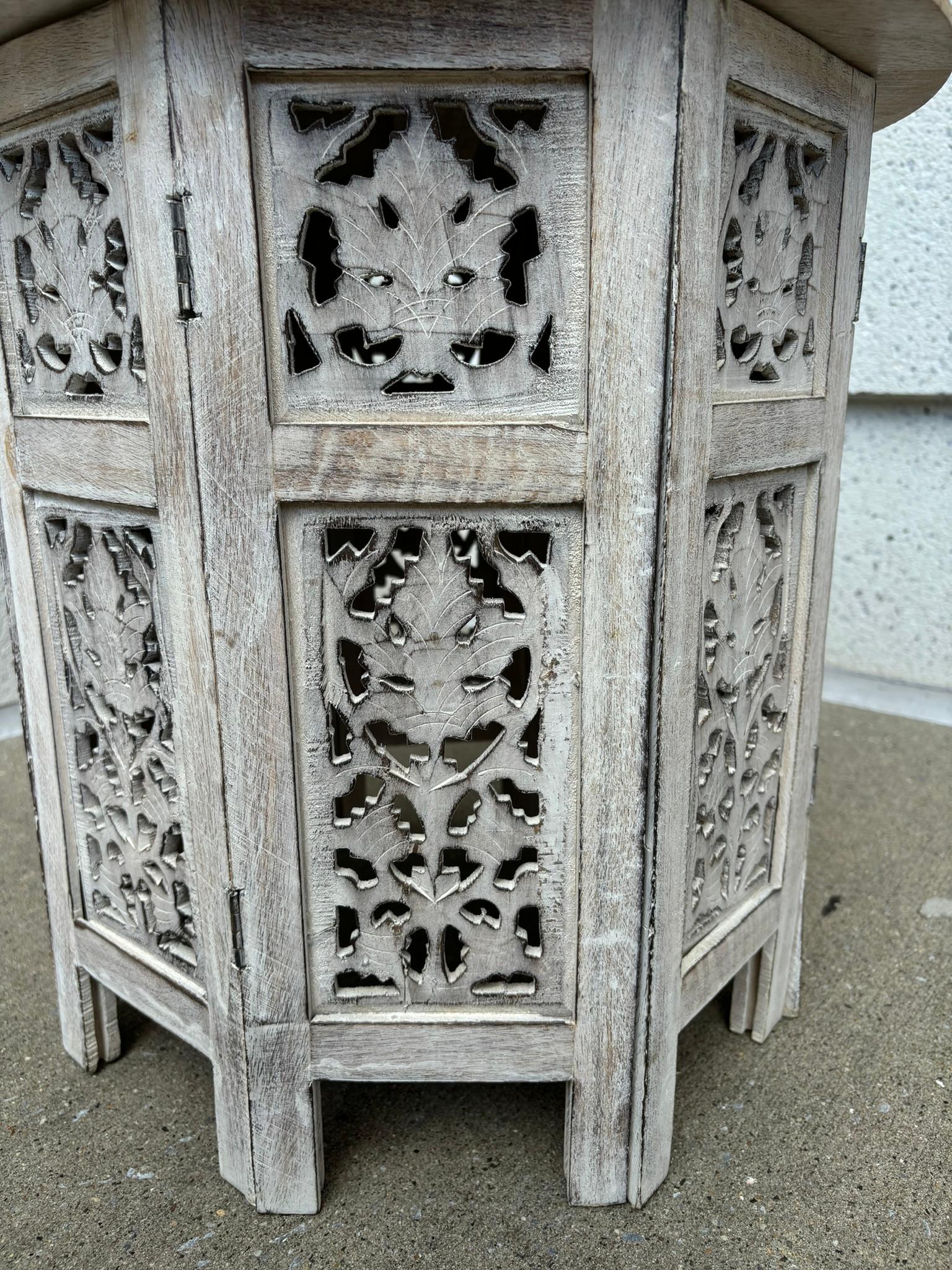 Pareja de mesas auxiliares redondas talladas y pintadas por indios anglosajones en Bueno estado para la venta en Stamford, CT