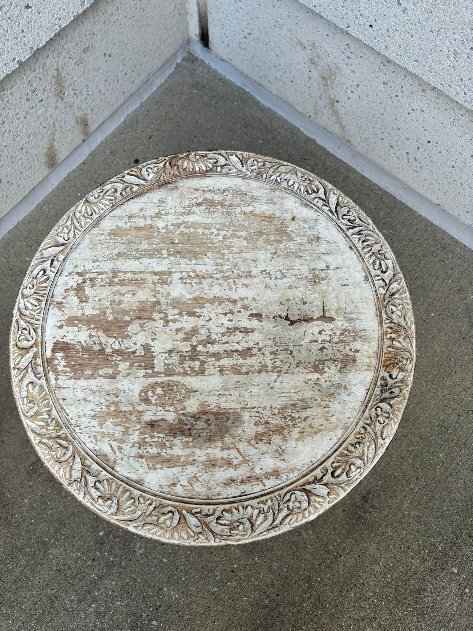 Pareja de mesas auxiliares redondas talladas y pintadas por indios anglosajones Madera en venta