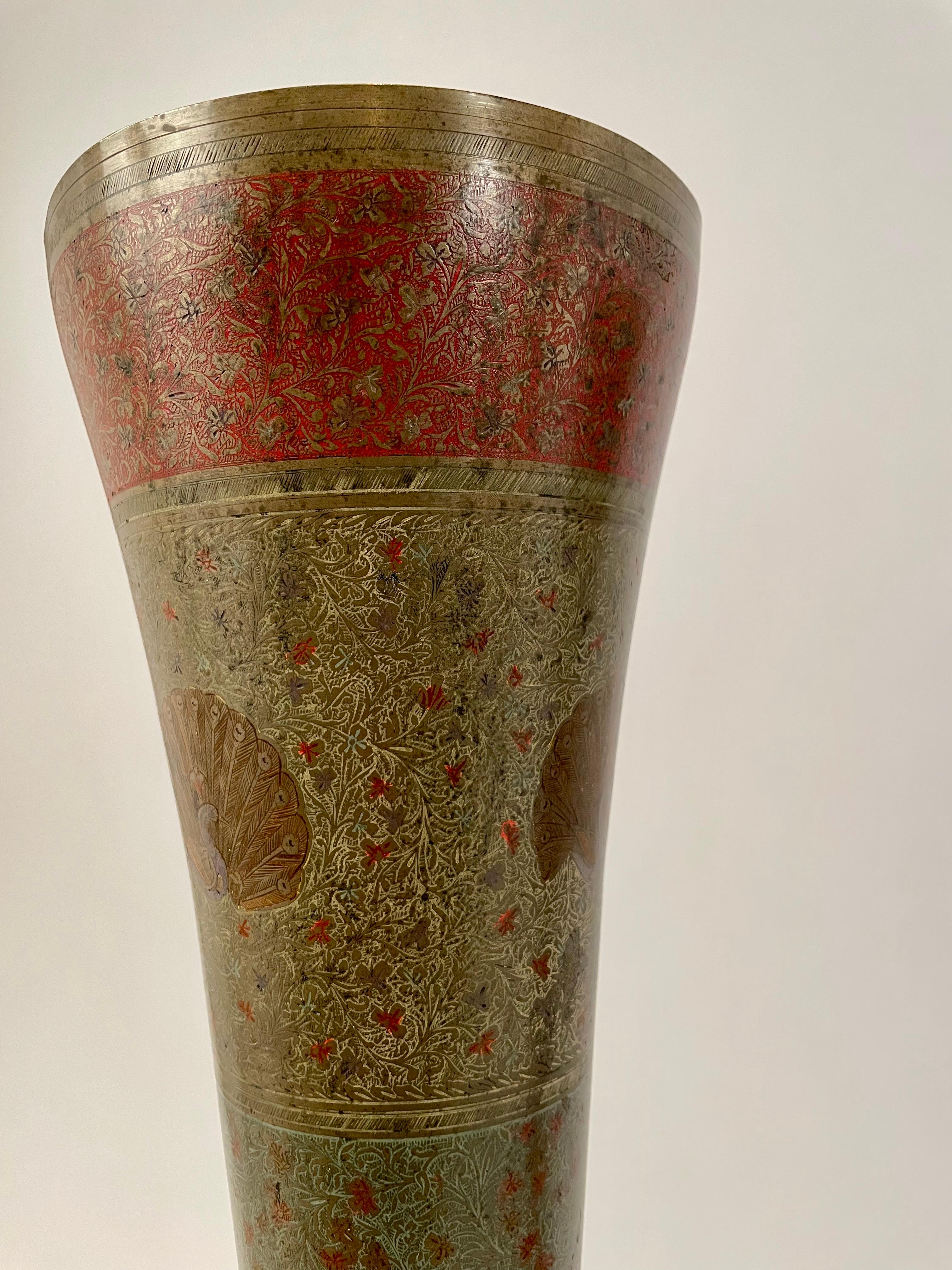 Paar anglo-indische Vasen aus geätztem, farbigem Messing mit Pfauen, großformatig im Angebot 3