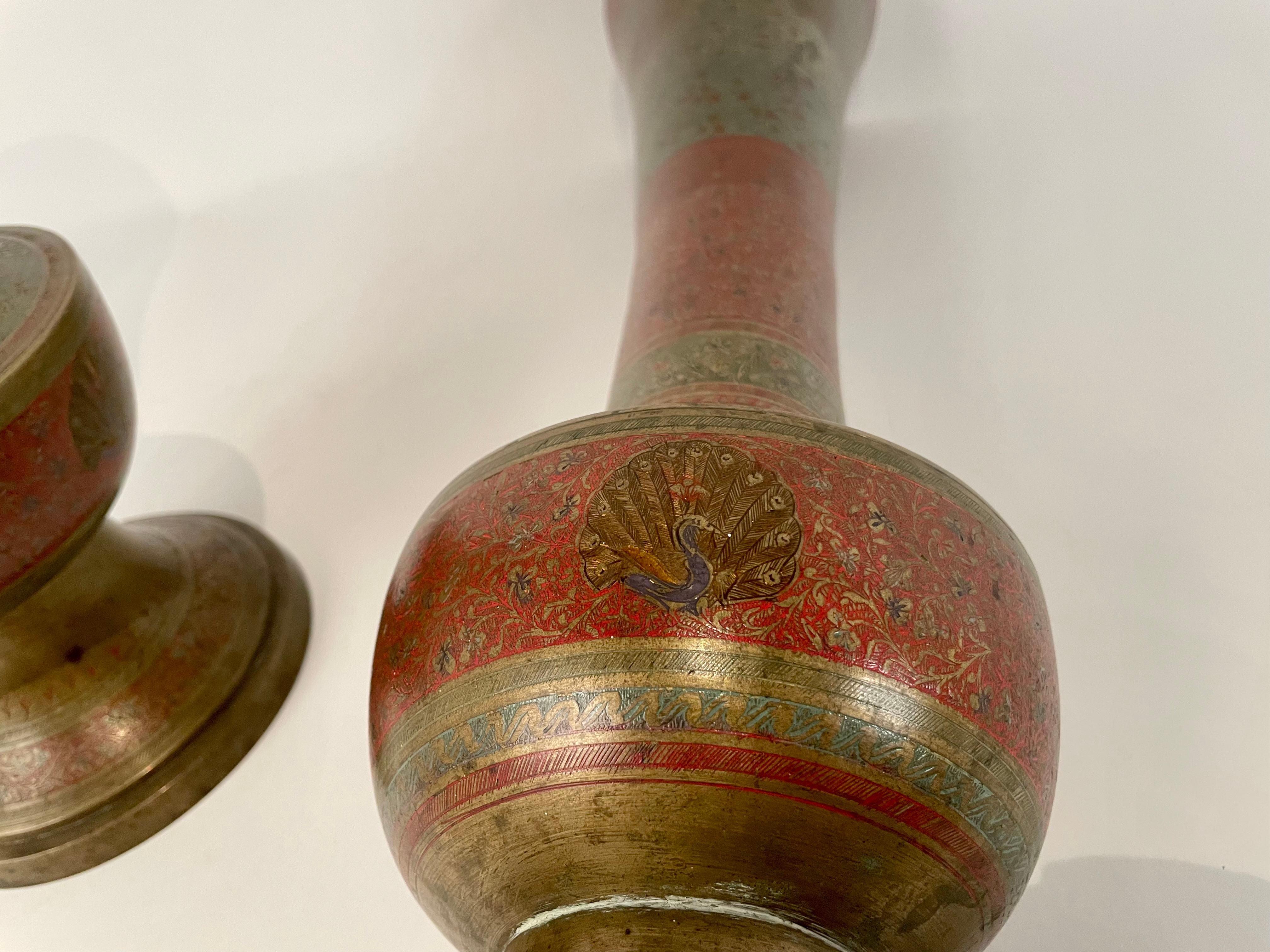 Paar anglo-indische Vasen aus geätztem, farbigem Messing mit Pfauen, großformatig im Angebot 5