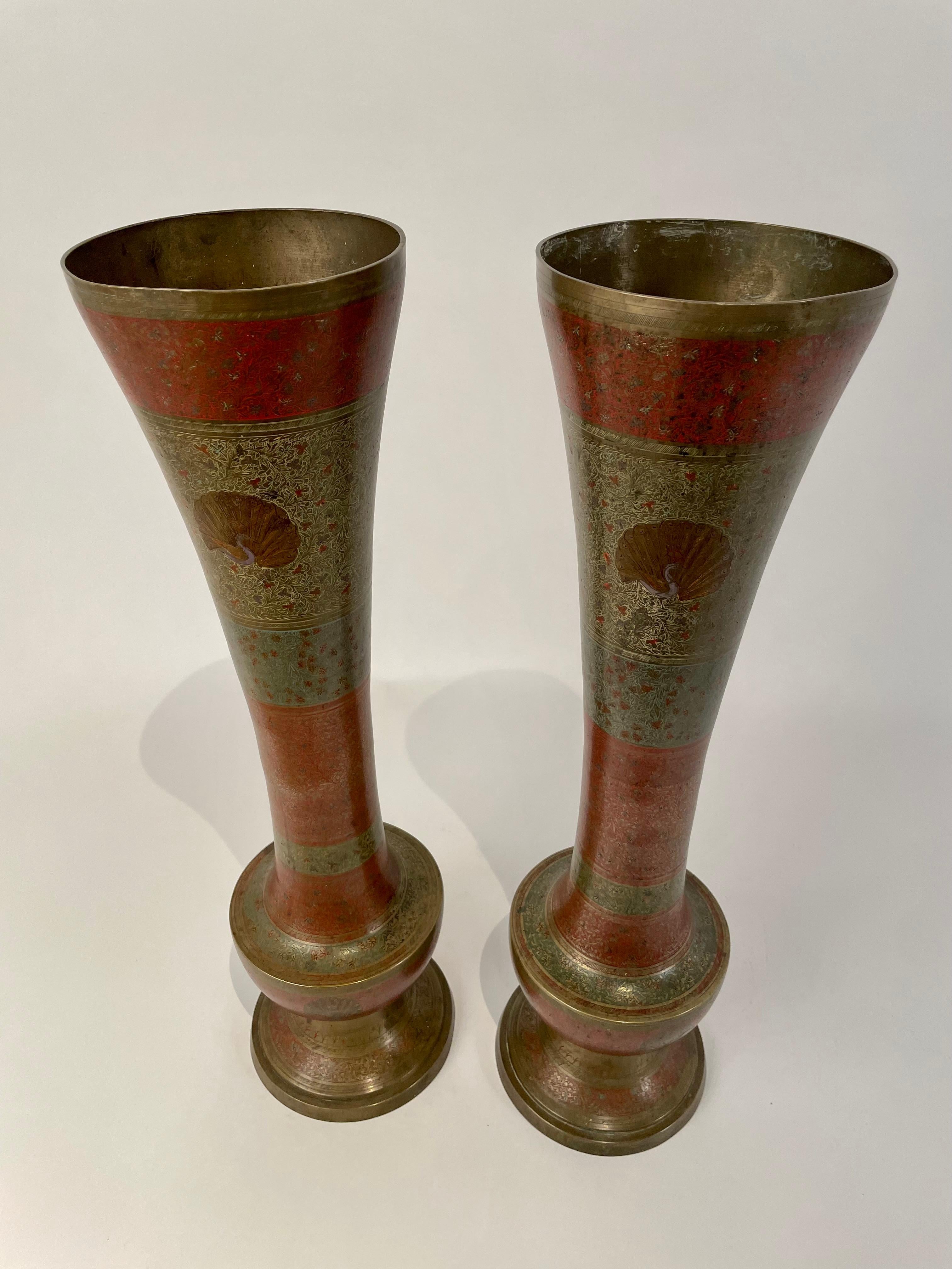 Paire de vases anglo-indiens en laiton coloré gravé représentant des paons, de grande taille en vente 5